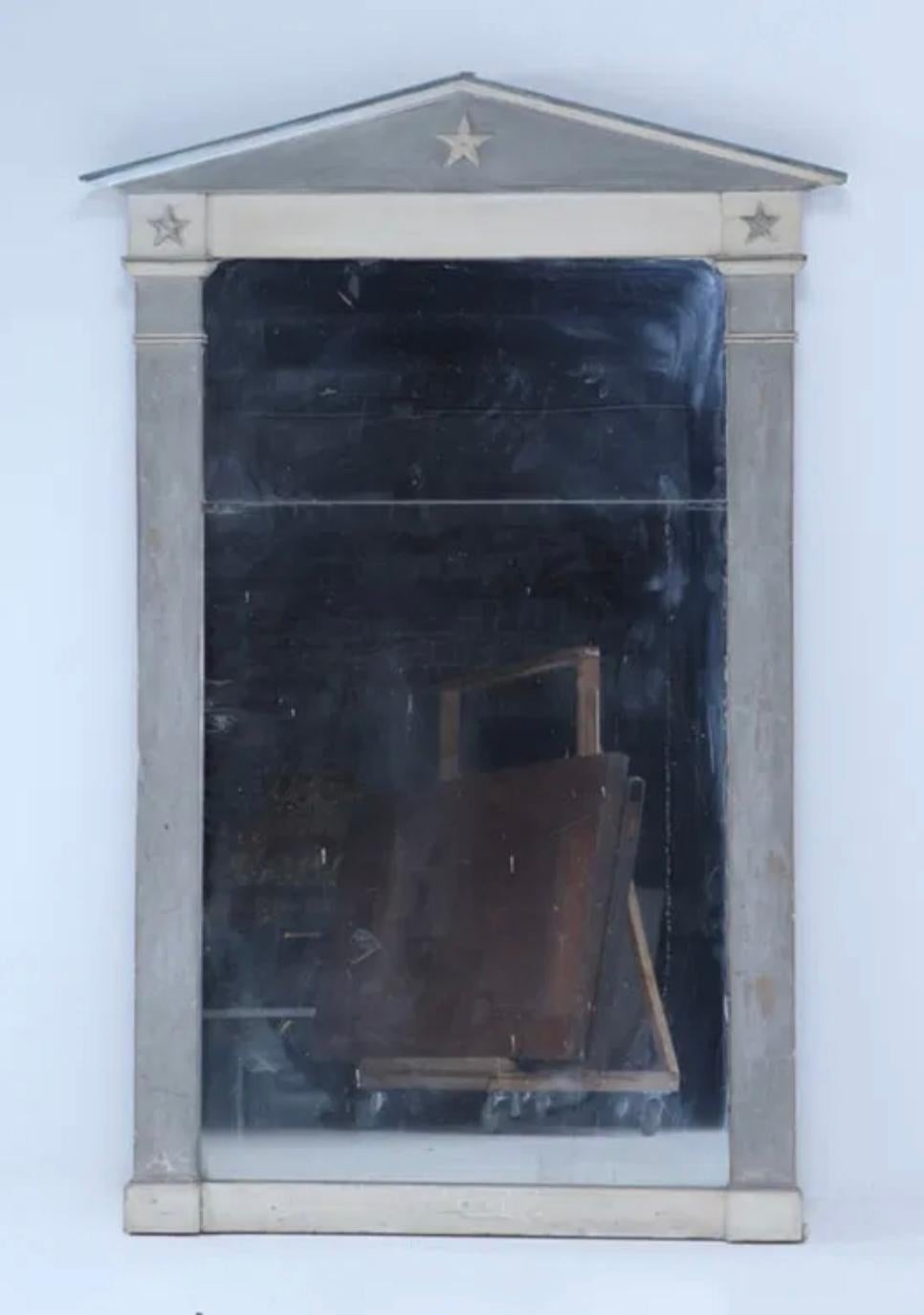 Questo squisito specchio francese dipinto, risalente al 1860 circa, cattura l'eleganza del design del XIX secolo con il suo grazioso frontone a picco e il sorprendente motivo a stella. La finitura originale verniciata, con la sua patina