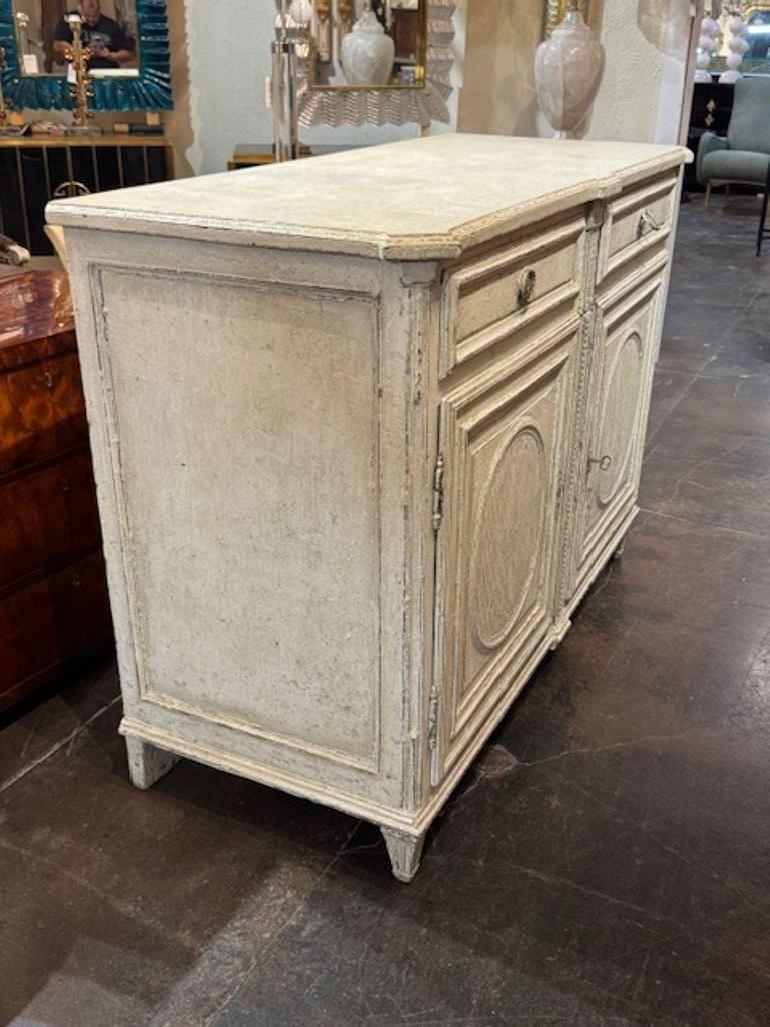 Buffet francese in rovere intagliato e dipinto del XIX secolo. I buffet francesi in rovere dipinto sono amati per il loro charme provinciale, la robusta lavorazione artigianale e le finiture morbide e consumate dal tempo. Sia che si tratti di un