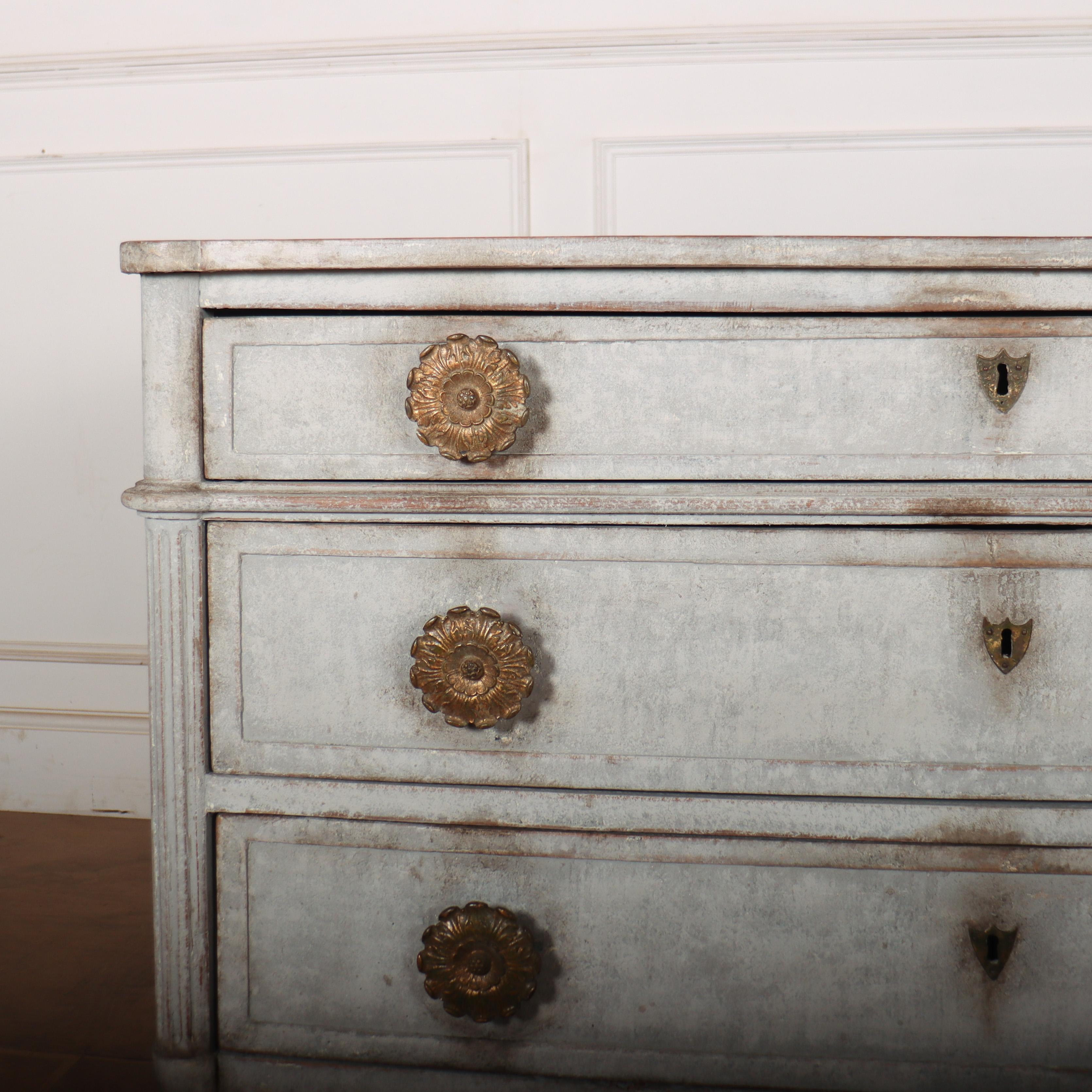 Buona commode francese a tre cassetti in Oak, dipinta all'inizio del XIX secolo, con maniglie in ottone sovradimensionate. 1820.

Codice: 8684

Dimensioni:
W: 49.5