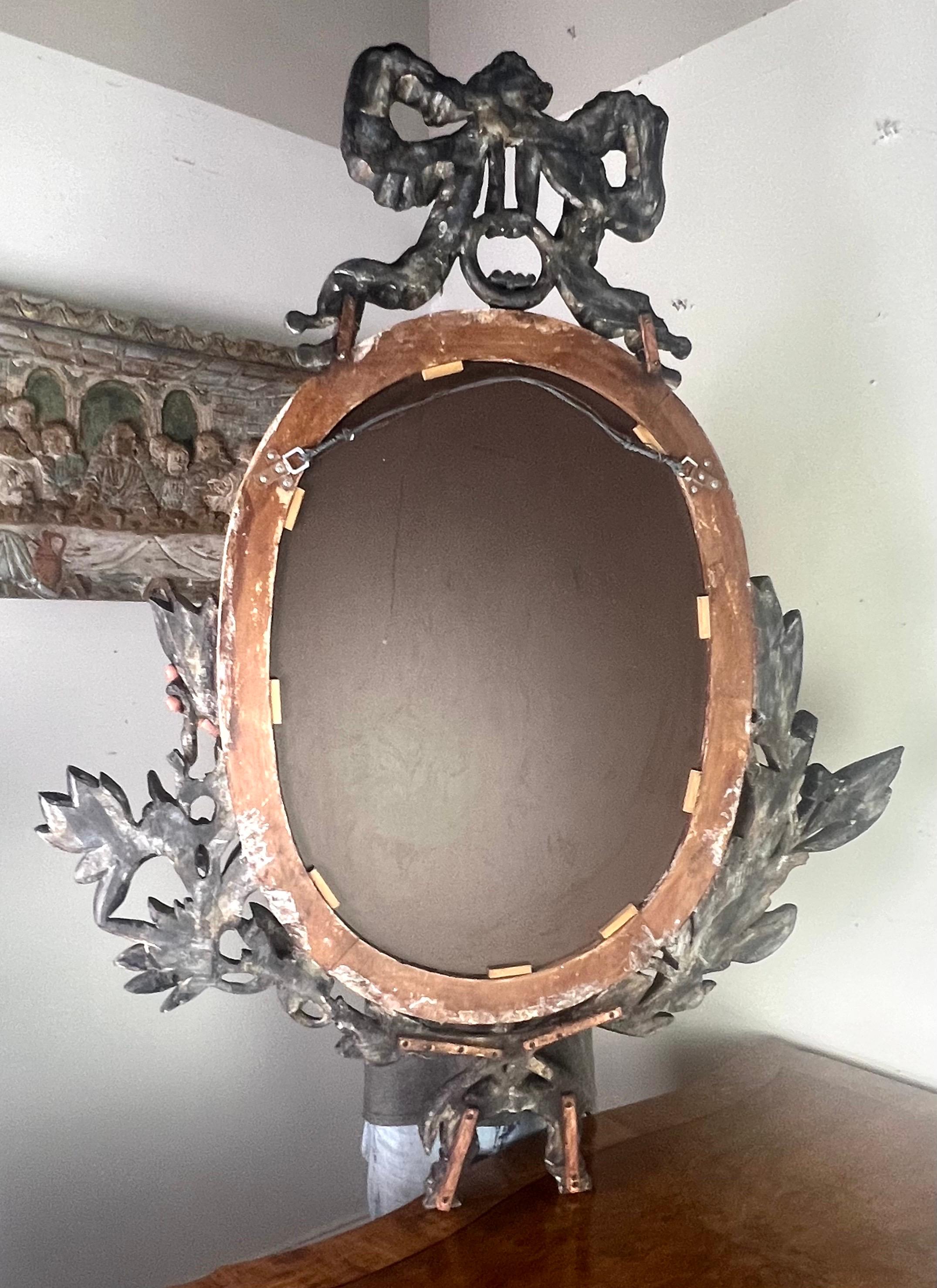 Miroir ovale peint à la française avec ruban et feuilles, vers 1900 en vente 6