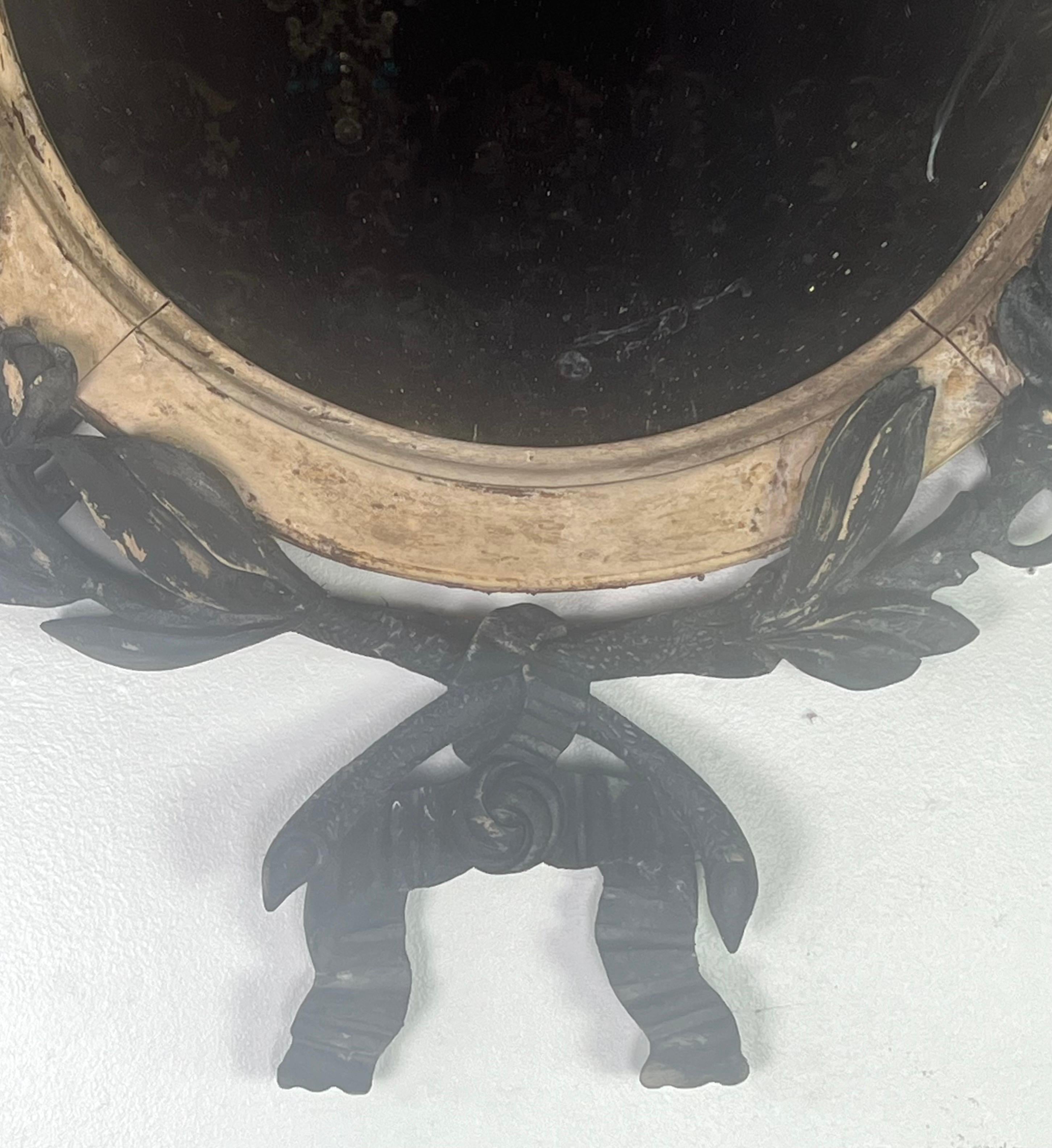Néoclassique Miroir ovale peint à la française avec ruban et feuilles, vers 1900 en vente
