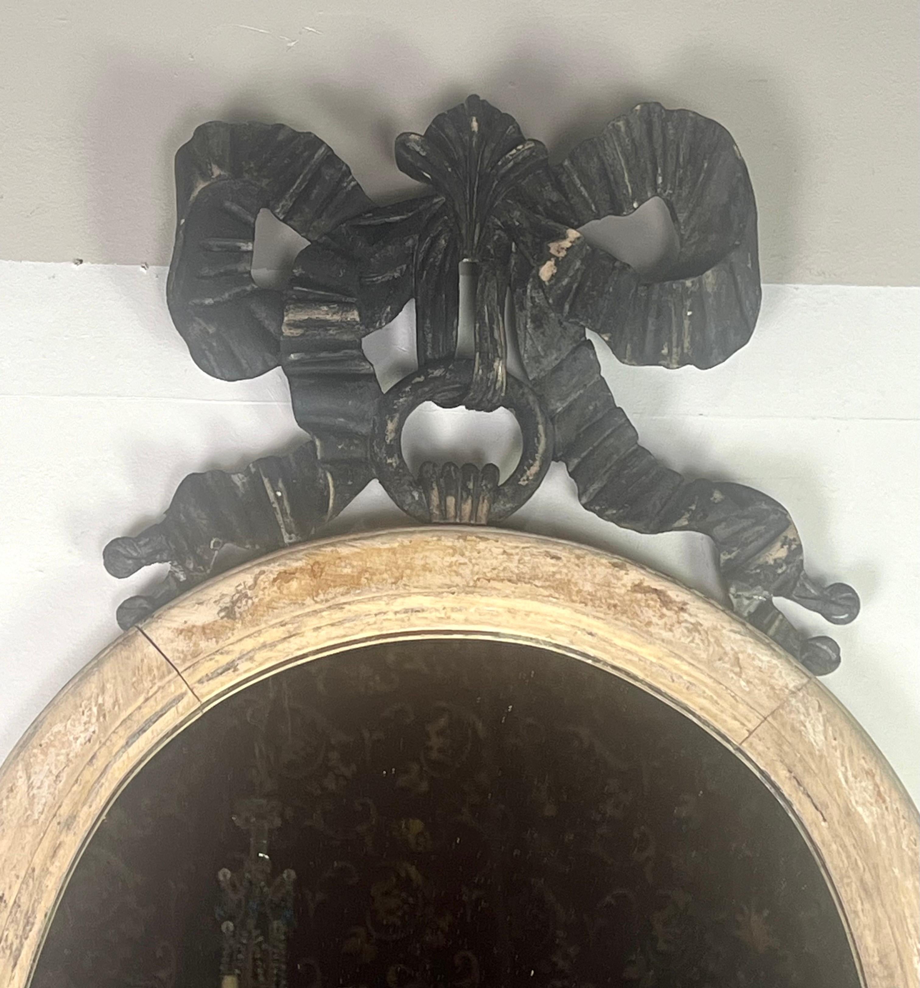 Sculpté à la main Miroir ovale peint à la française avec ruban et feuilles, vers 1900 en vente