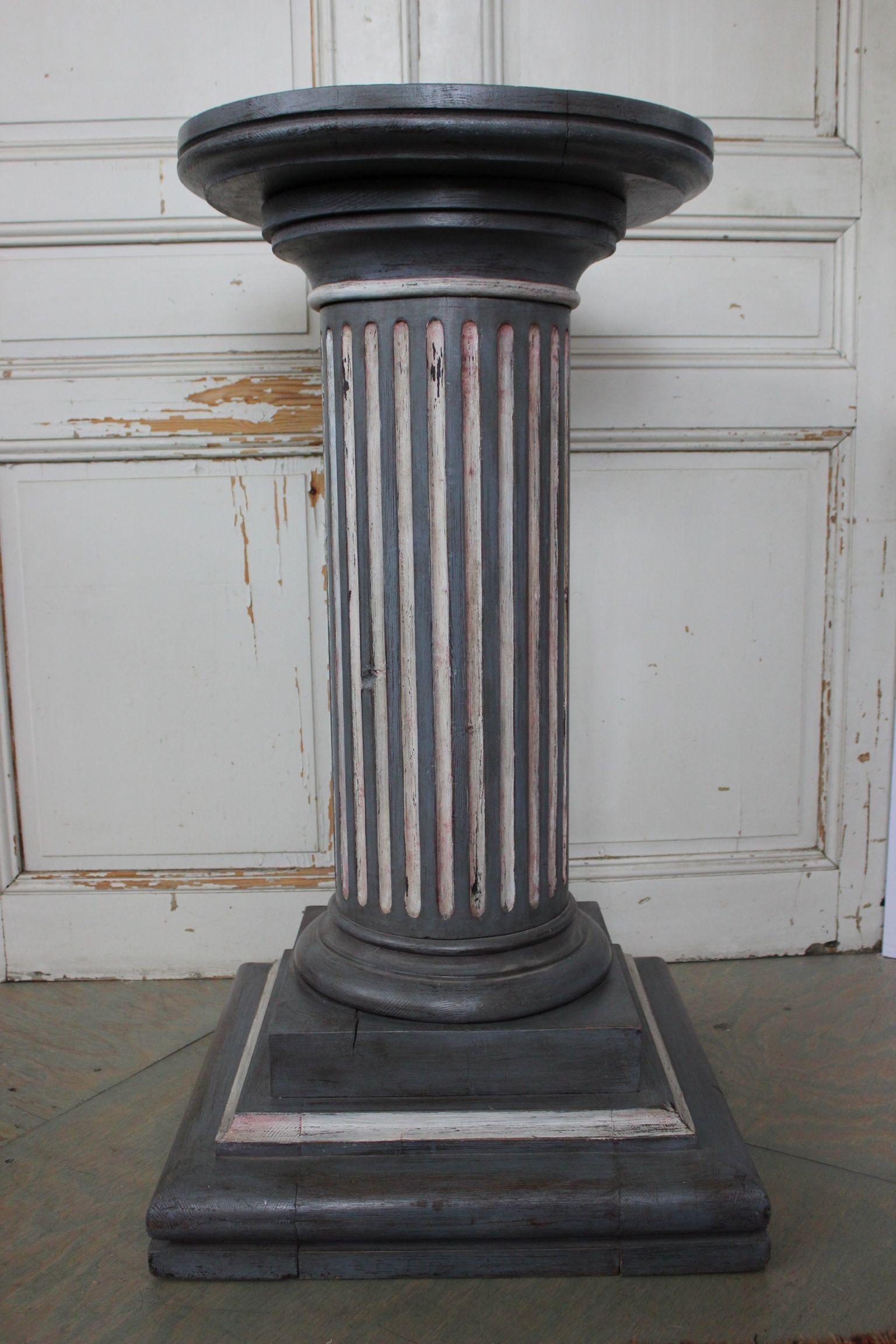 Large classical wood pedestal column in a grey and white patinated finish. Very good vintage condition.



Dimensions: 43
