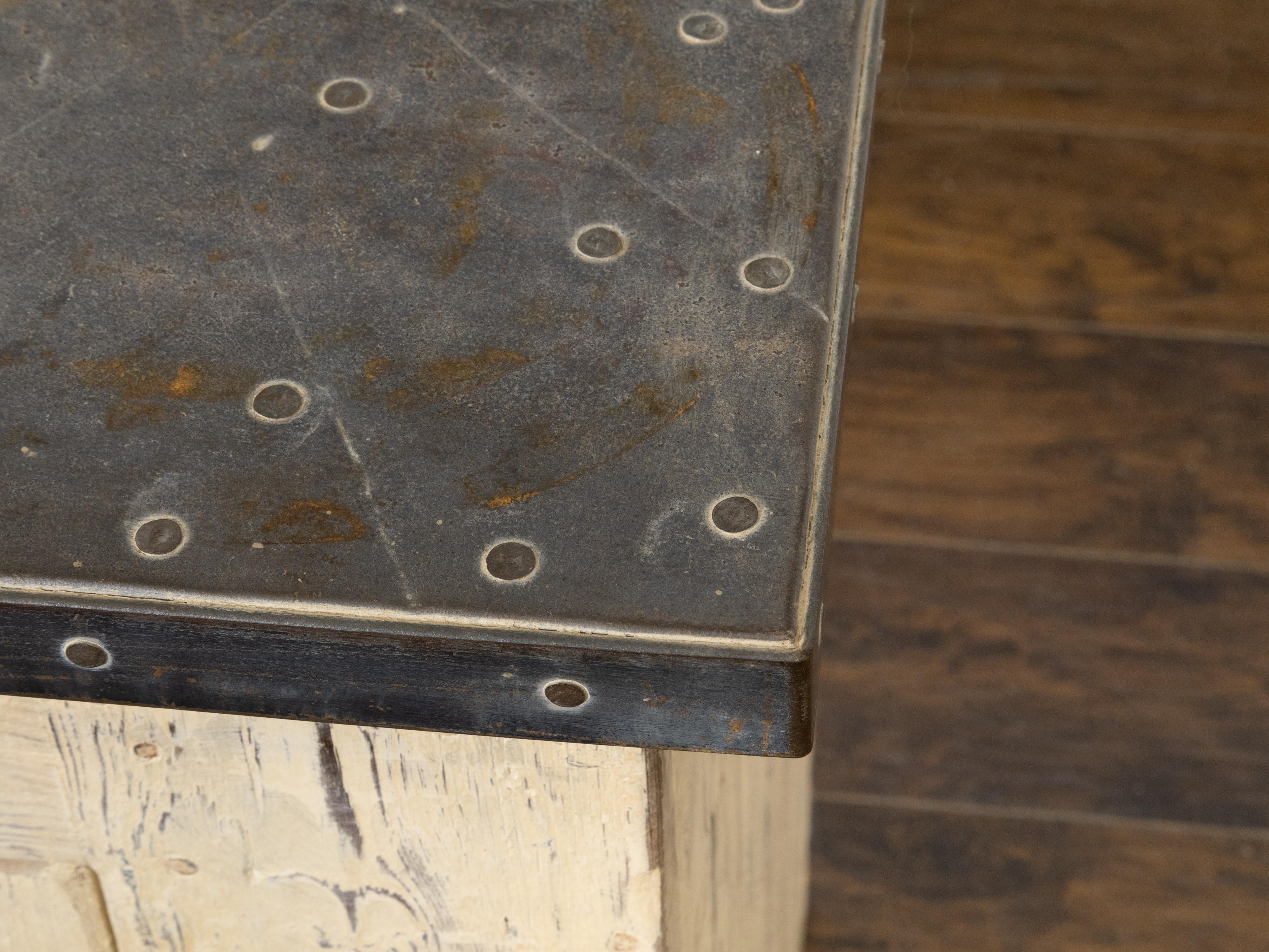 Zinc Buffet en pin peint avec plateau en zinc, touches de métal et caractère rustique en vente