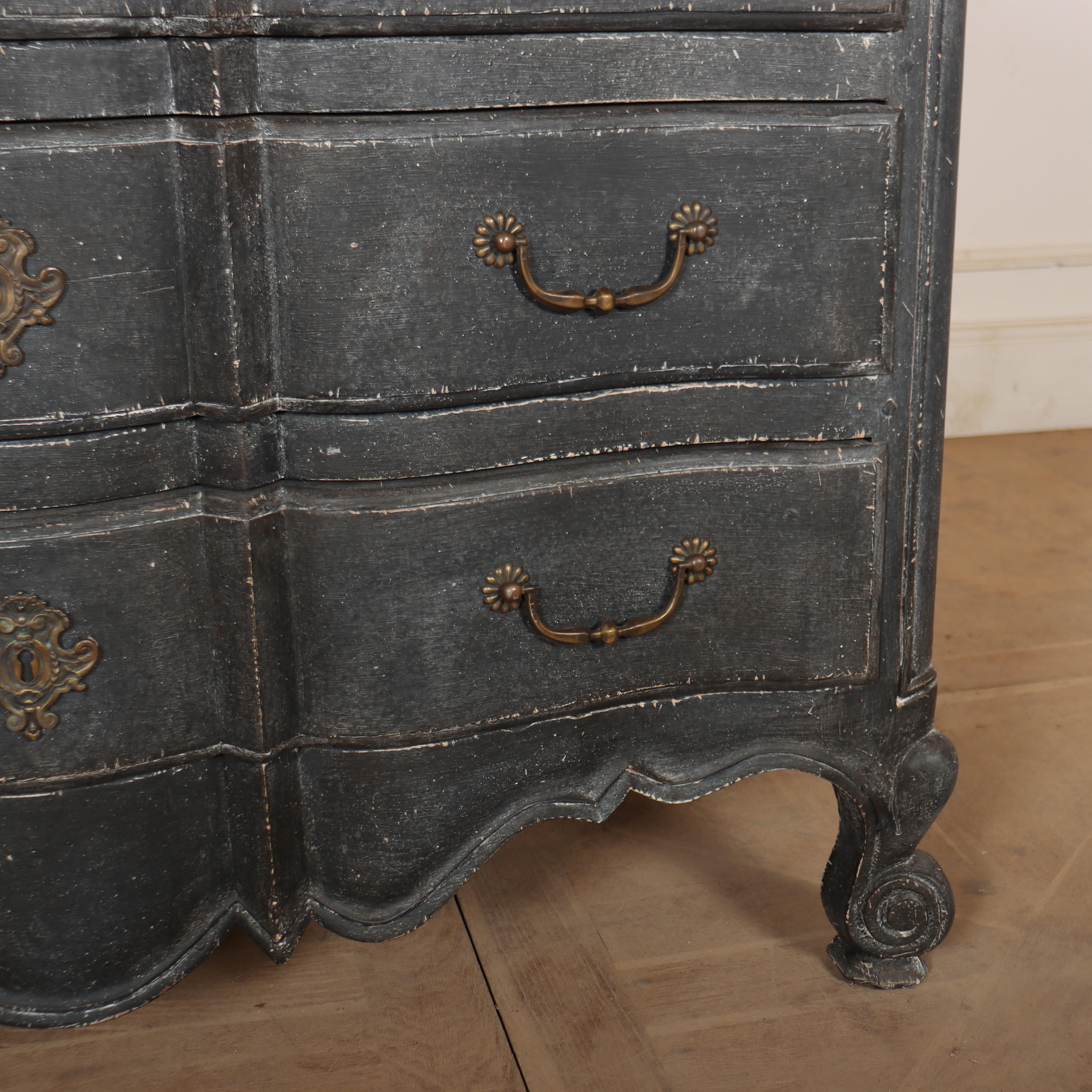Dipinto Commode francese a serpentina dipinta in vendita