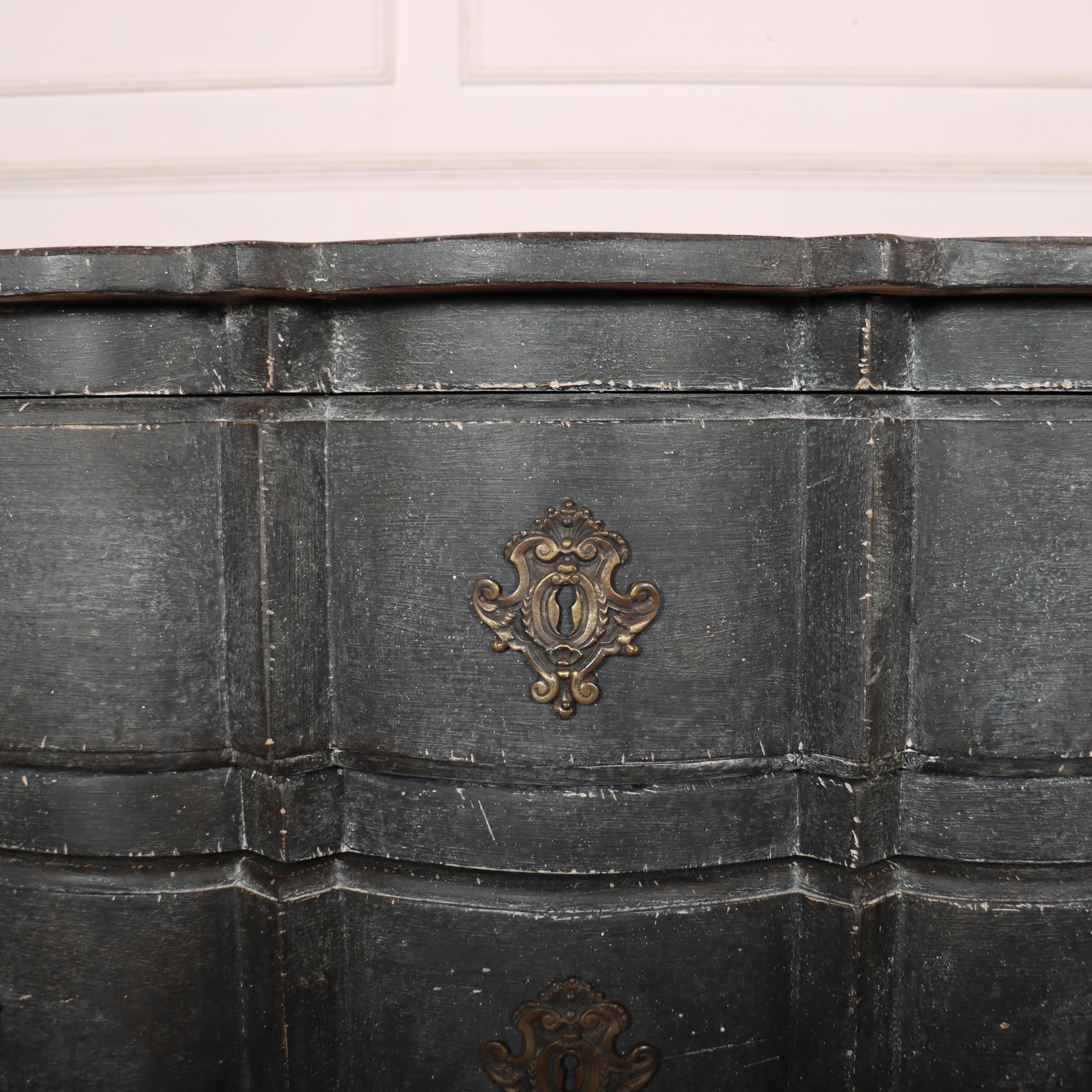 XIX secolo Commode francese a serpentina dipinta in vendita