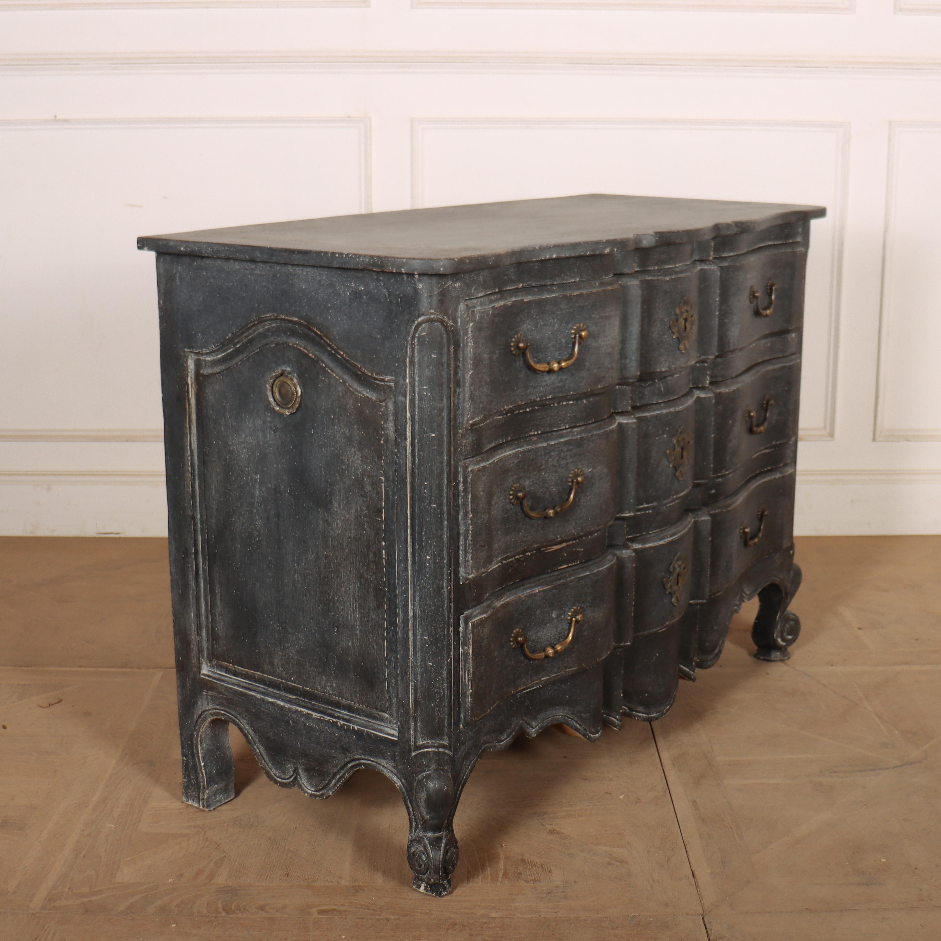 Quercia Commode francese a serpentina dipinta in vendita