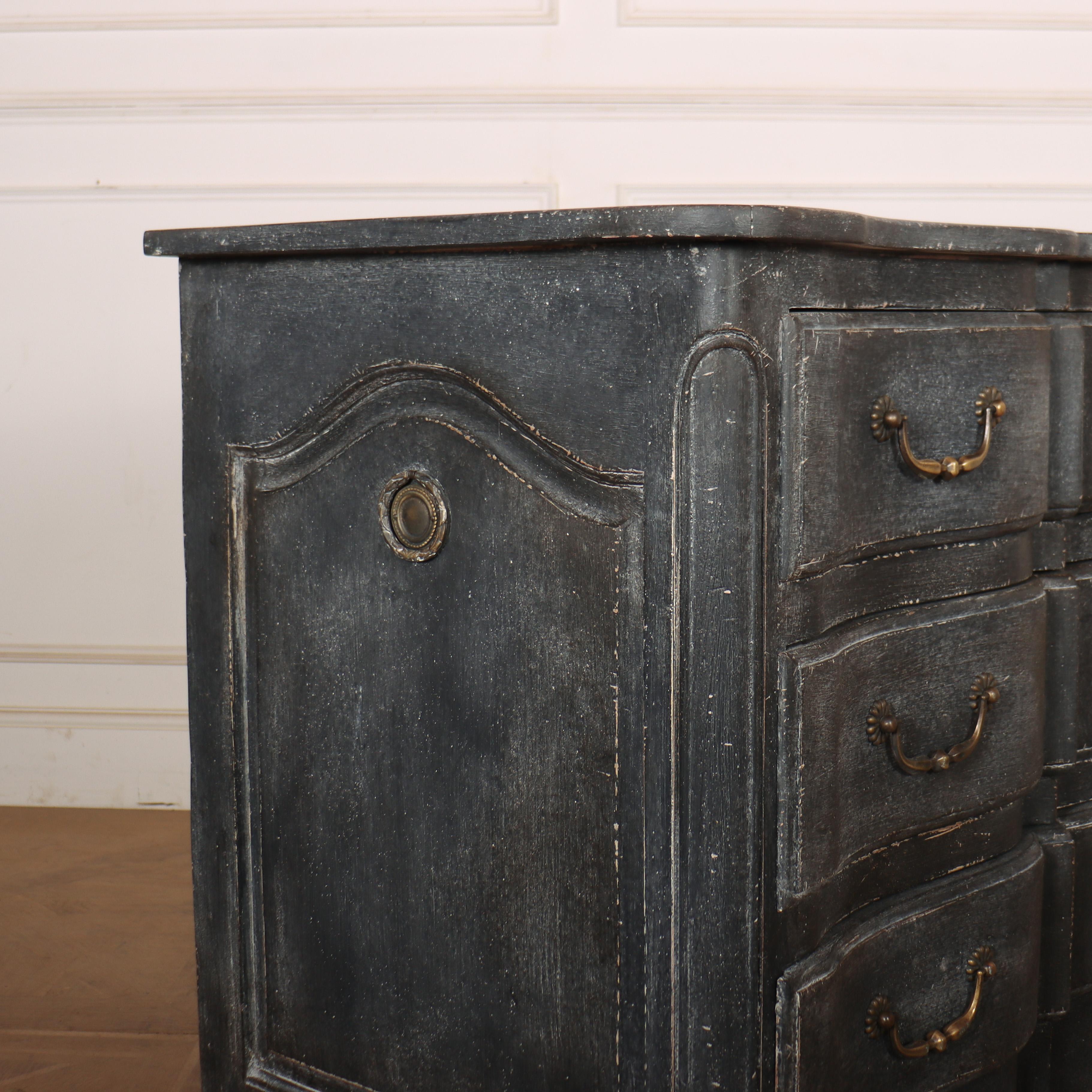 Commode francese a serpentina dipinta in vendita 2