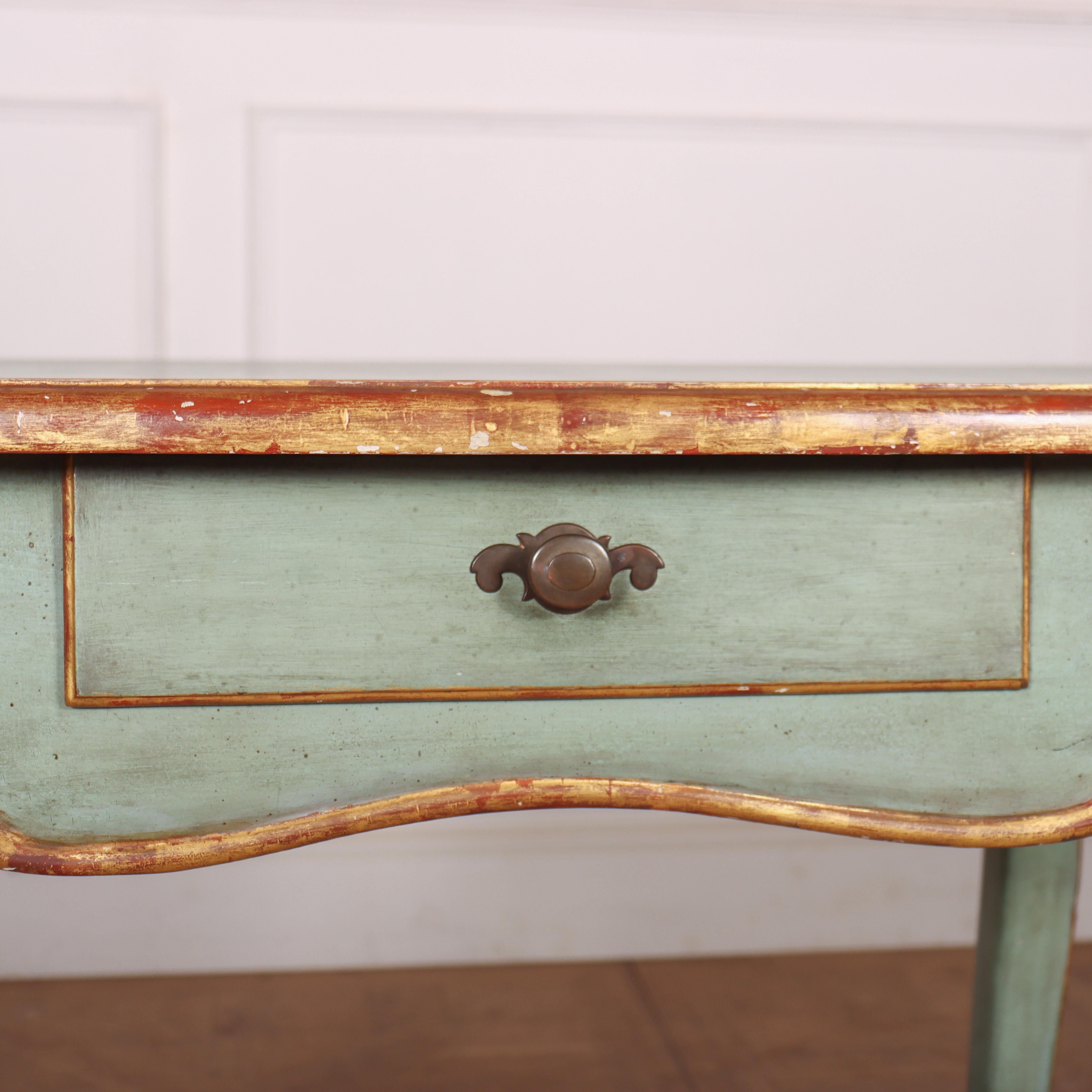 Table d'appoint à un tiroir, pieds en cabriole, peinte en français. 1920.

Code : 8531

Dimensions :
W: 32