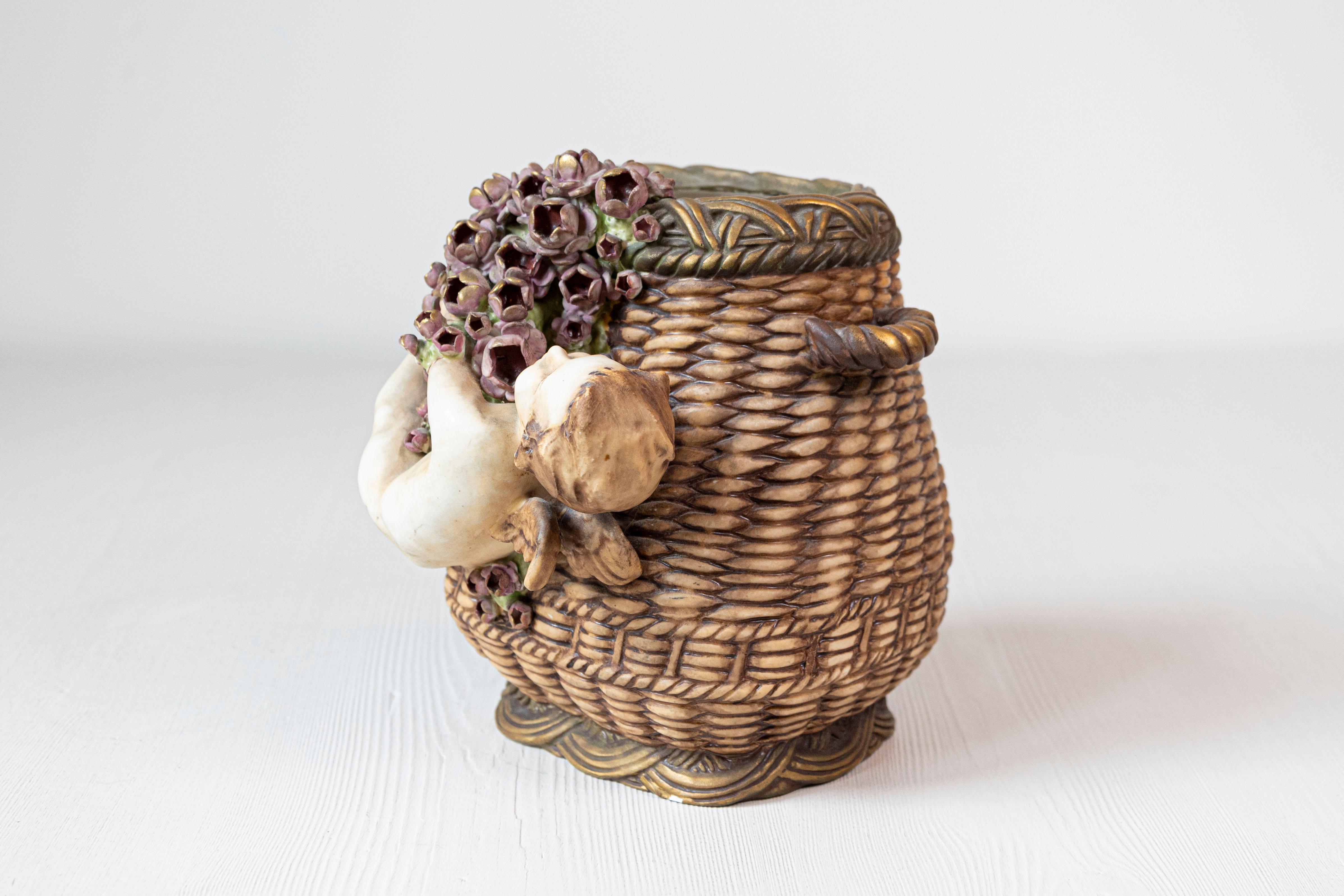 Francese Vaso in vimini di terracotta dipinto in Francia con cherubino che oscilla tra le rose in vendita