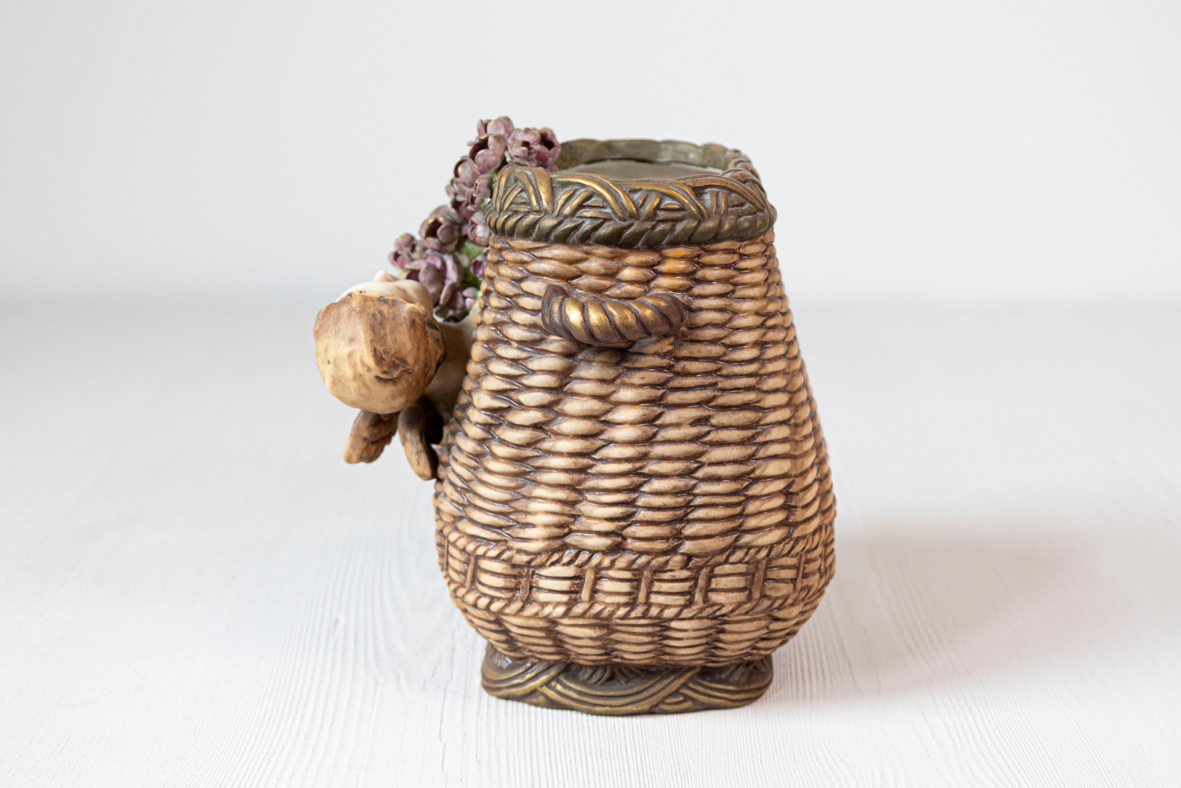 Dipinto Vaso in vimini di terracotta dipinto in Francia con cherubino che oscilla tra le rose in vendita