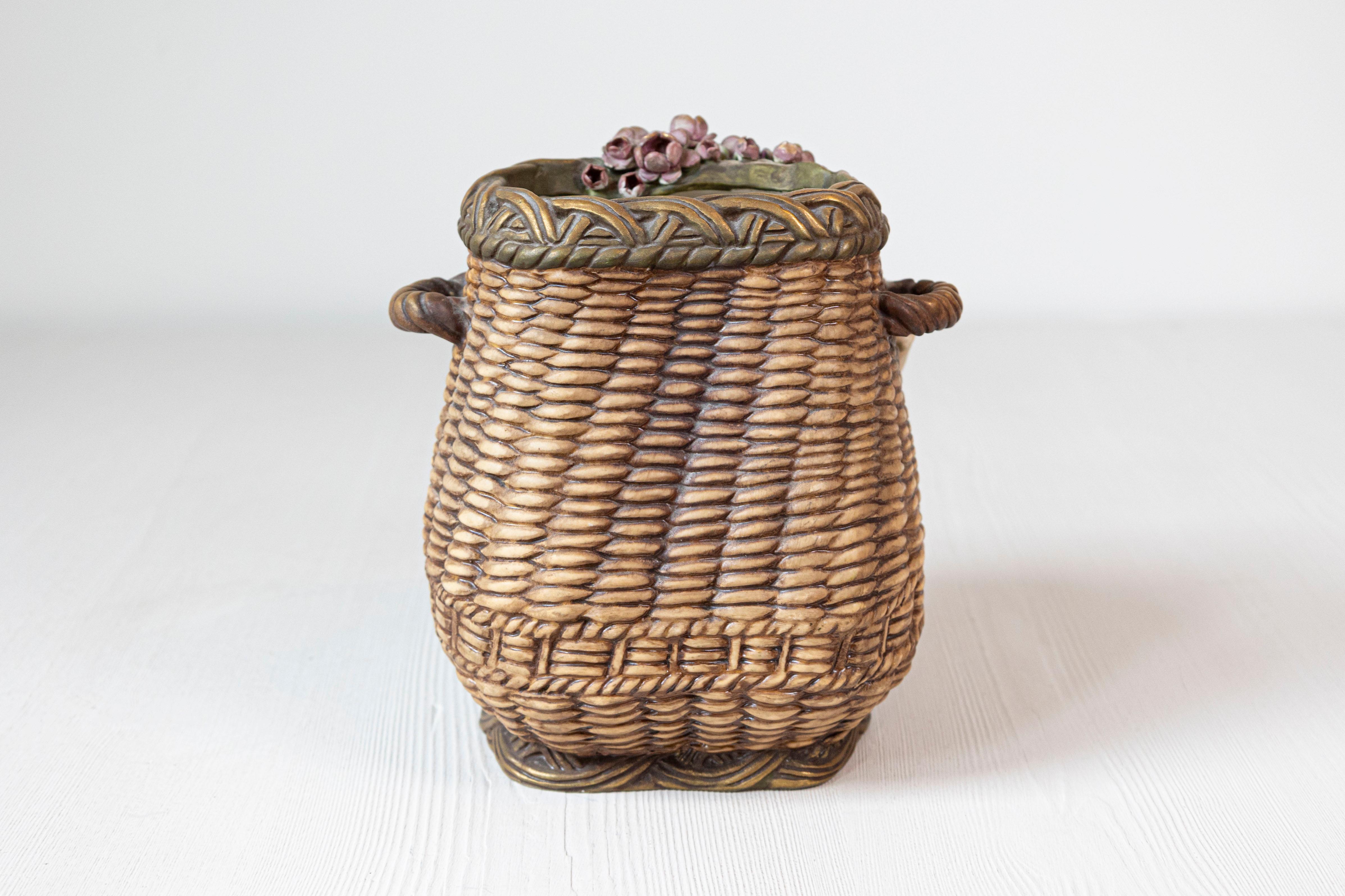 Vaso in vimini di terracotta dipinto in Francia con cherubino che oscilla tra le rose In condizioni buone in vendita a Atlanta, GA