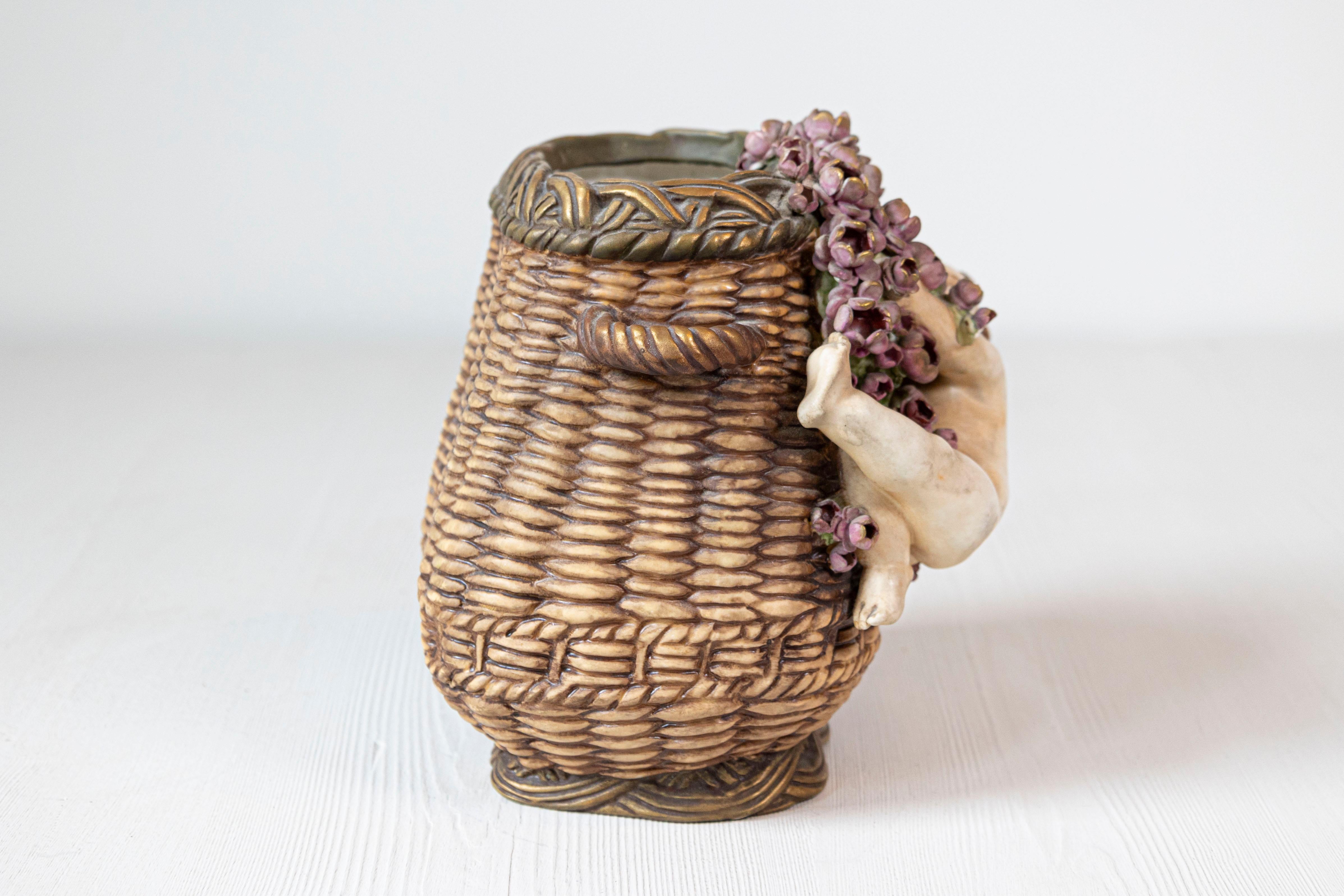 XIX secolo Vaso in vimini di terracotta dipinto in Francia con cherubino che oscilla tra le rose in vendita