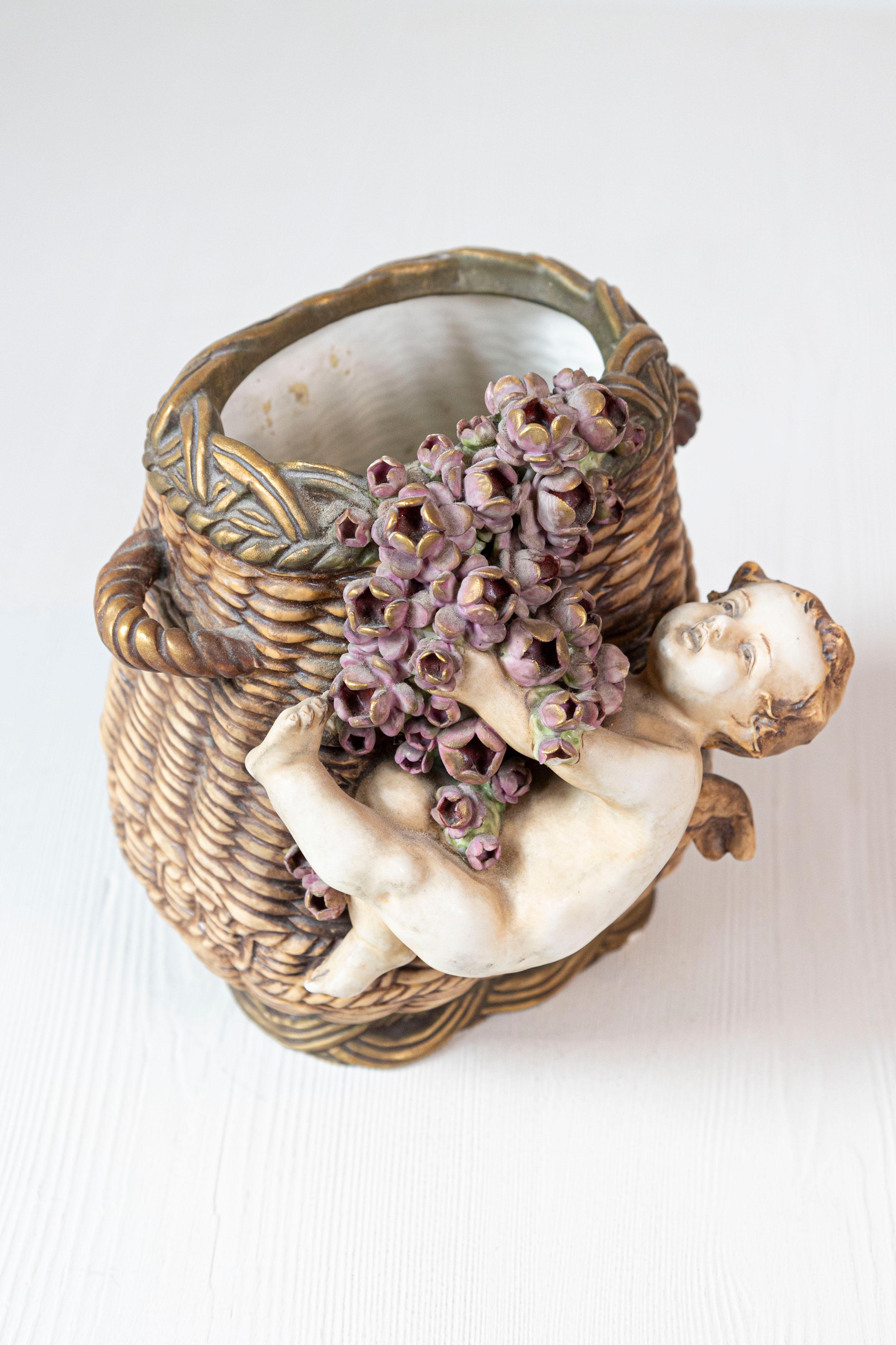 Vaso in vimini di terracotta dipinto in Francia con cherubino che oscilla tra le rose in vendita 1
