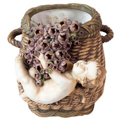 Vaso in vimini di terracotta dipinto in Francia con cherubino che oscilla tra le rose