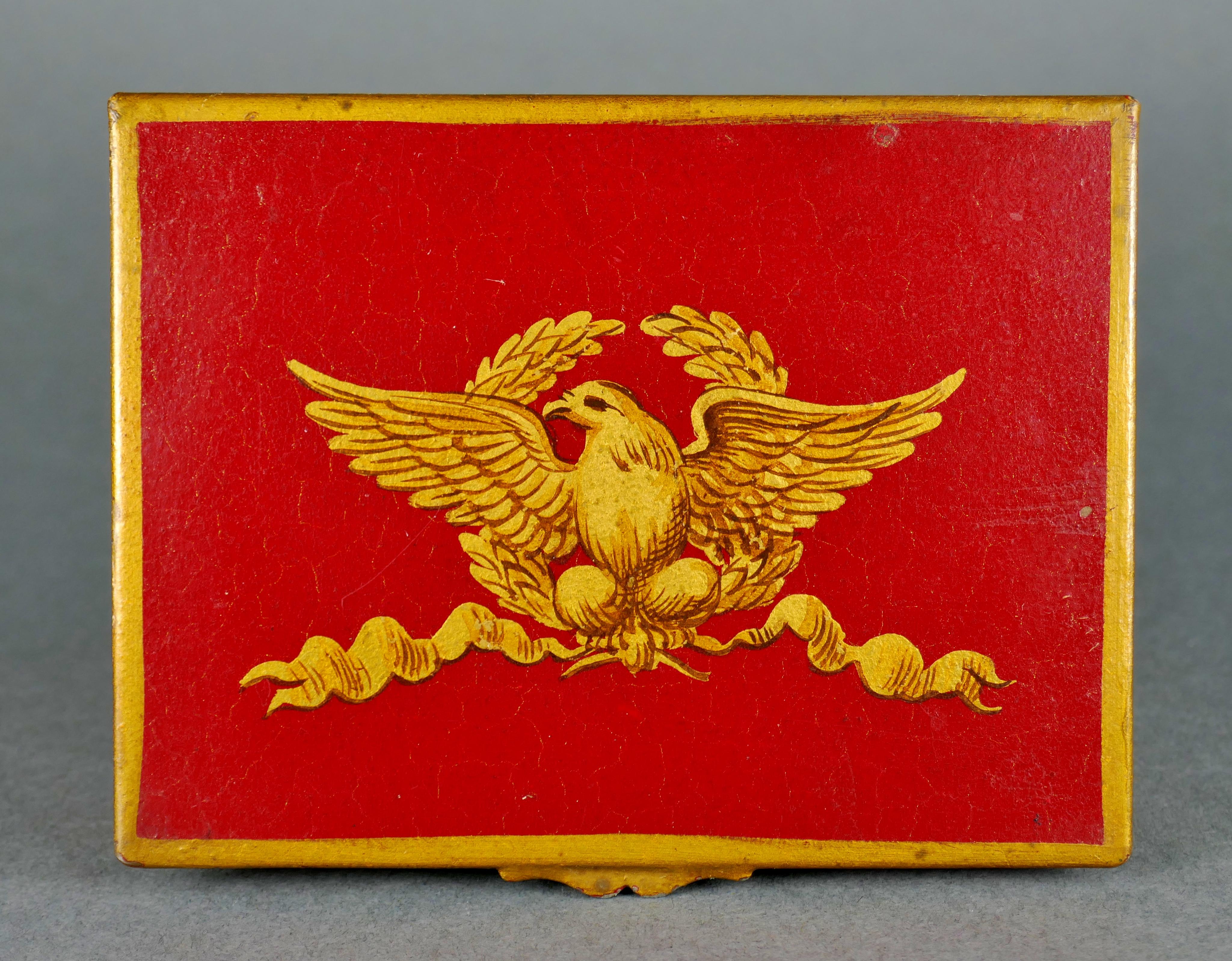 Boîte à cigarettes Vintage French Tole Peinte De Lac Trinket Box. Toutes les pièces sont peintes à la main en bordeaux avec un aigle doré. Légère perte de peinture sur la patte du doigt et le bord inférieur. 