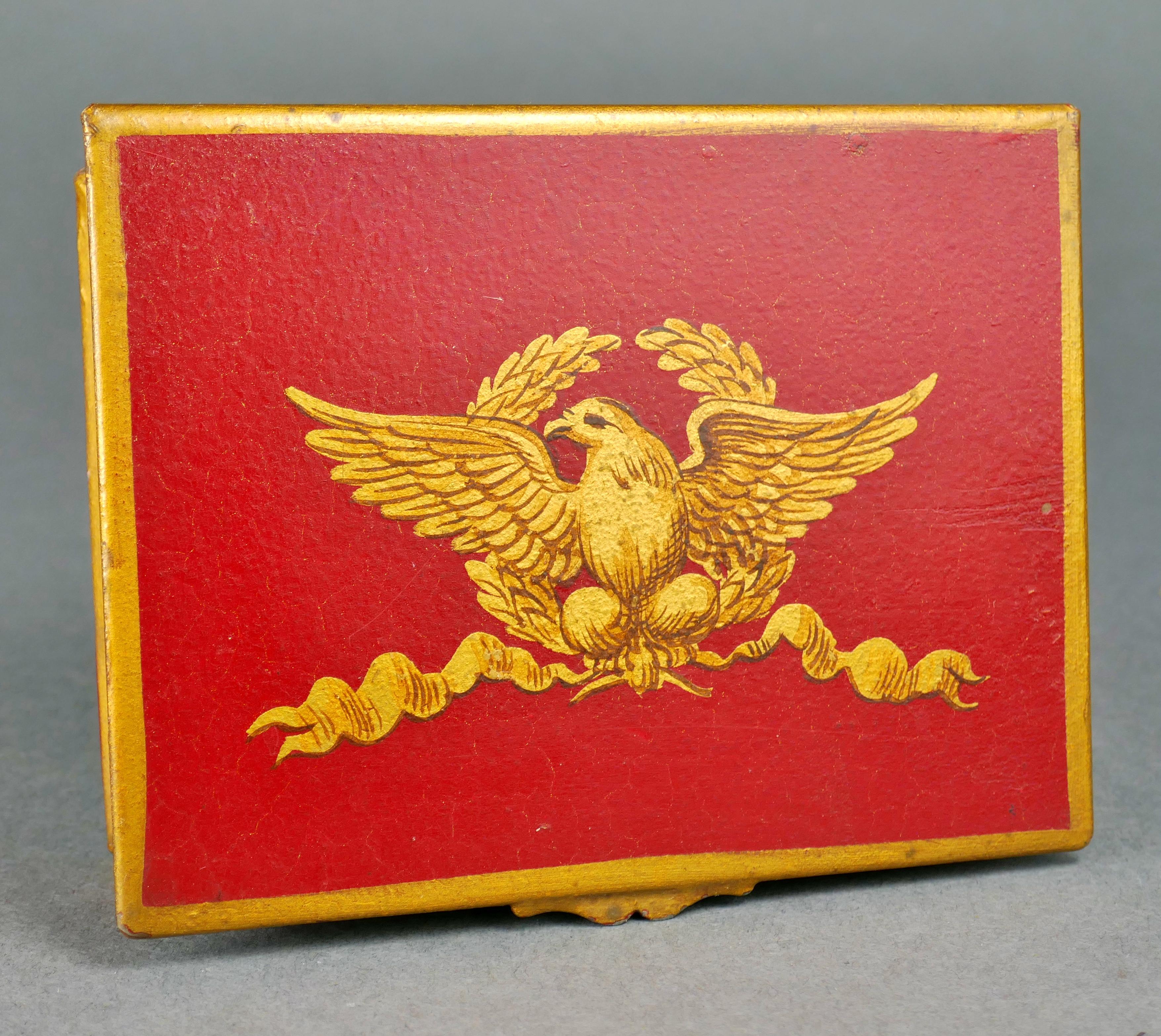 Provincial français Boîte à cigarettes Tole Peinte De Lac Aigle Doré en vente