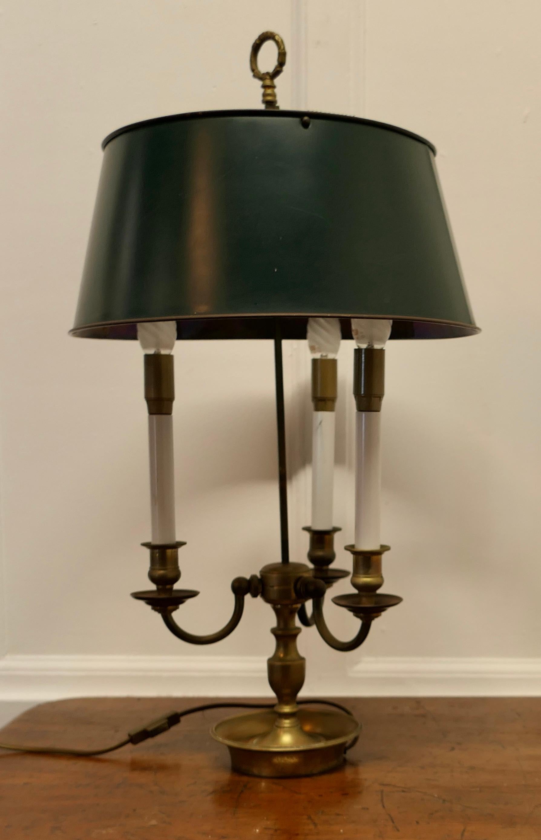 Fin du XIXe siècle Lampe de bureau triple en tôle peinte et laiton, une belle pièce en vente