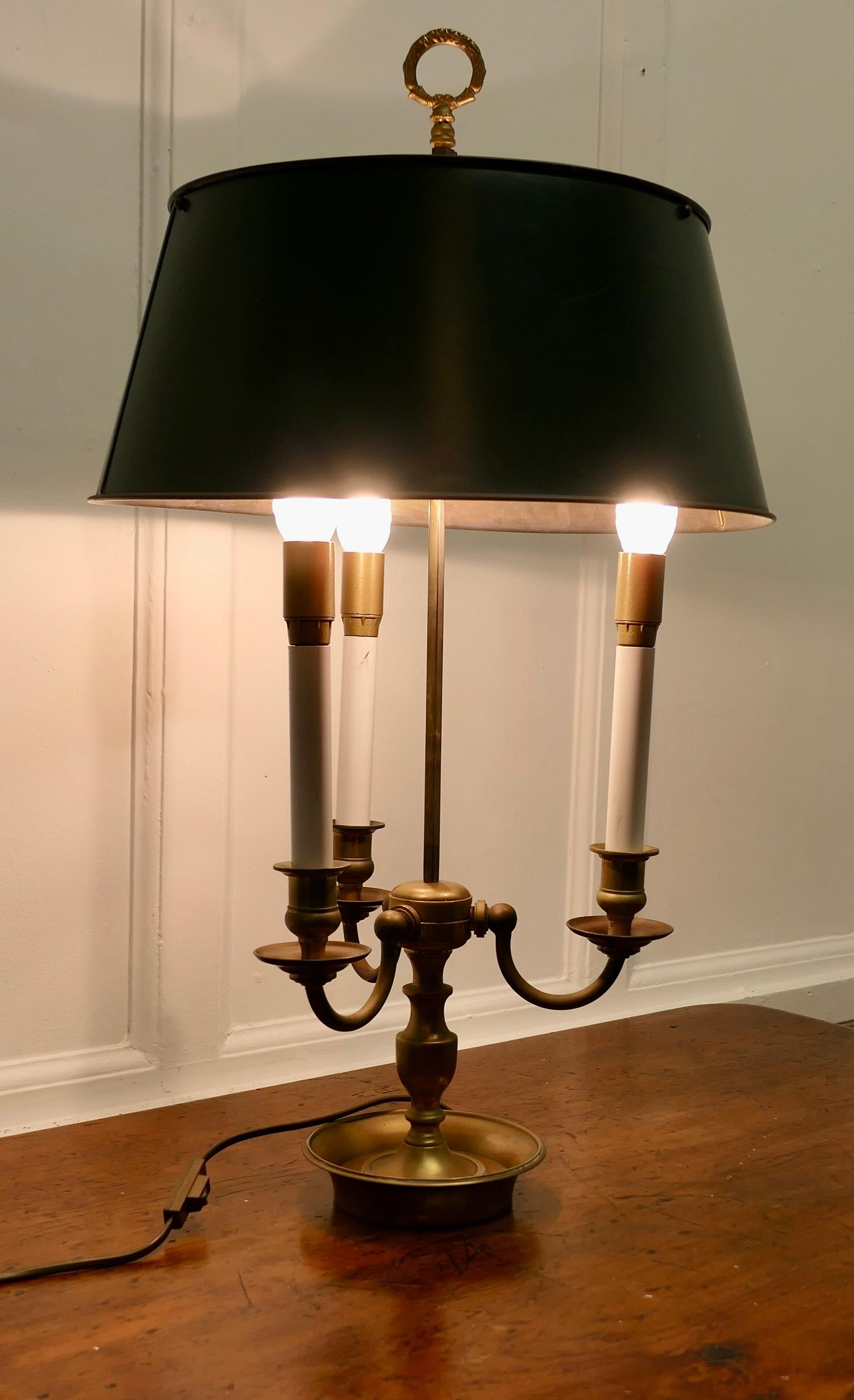 Laiton Lampe de bureau triple en tôle peinte et laiton, une belle pièce en vente