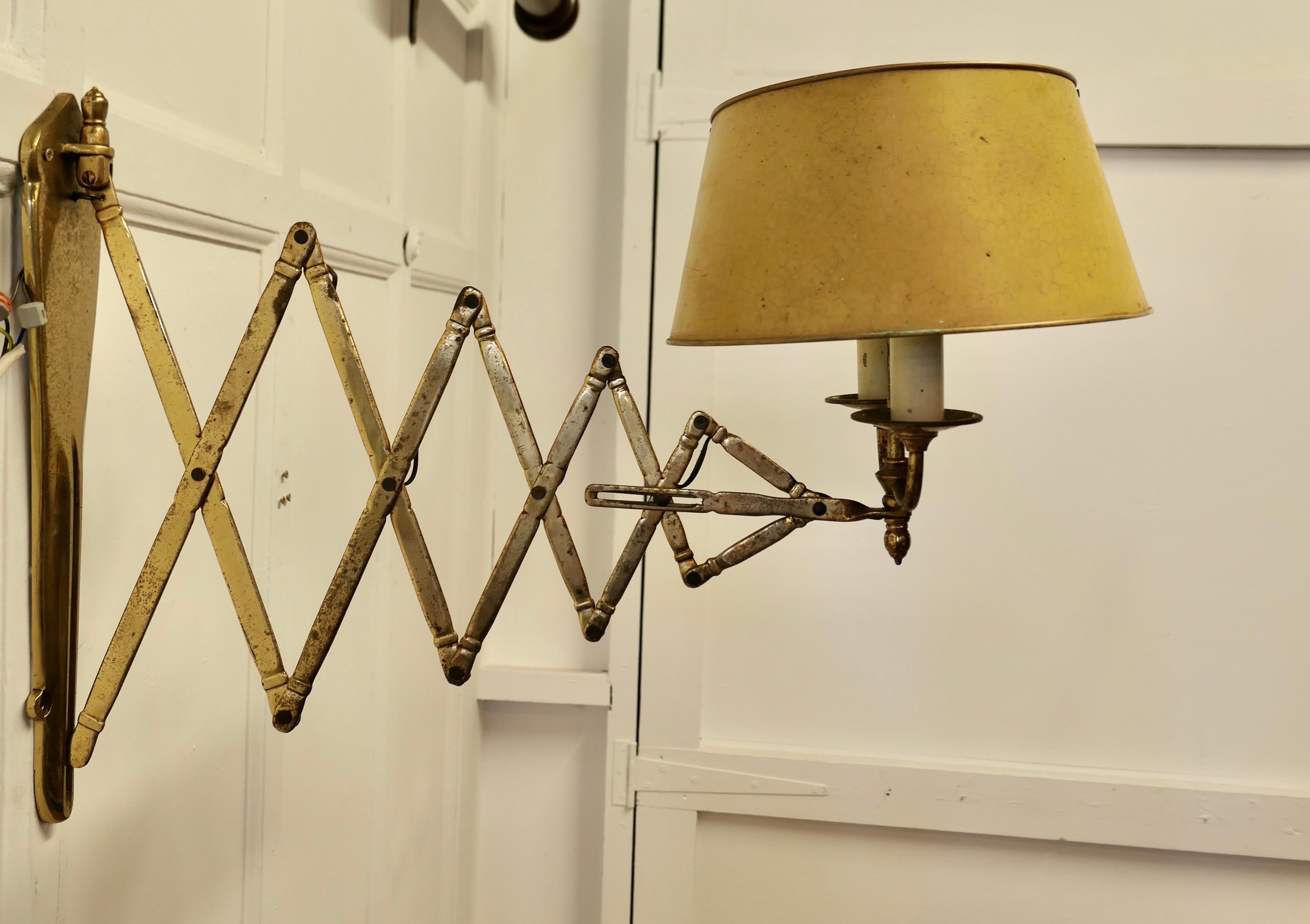 French Painted Toleware and Brass Twin Scissor Lamp  For Sale 4