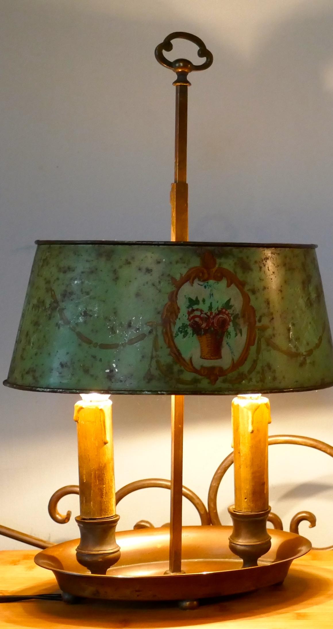 French Painted Toleware and Brass Twin Desk Lamp In Good Condition In Chillerton, Isle of Wight