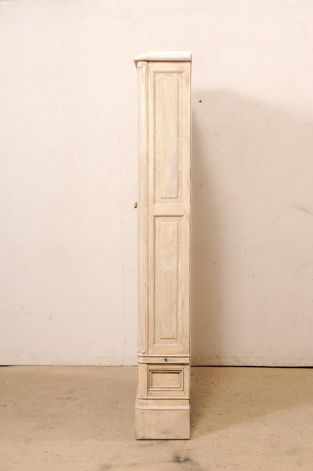 Französisches bemaltes Holz-Bücherregal mit Hühnerdraht-Türfronten, 6,75 Fuß hoch im Angebot 6