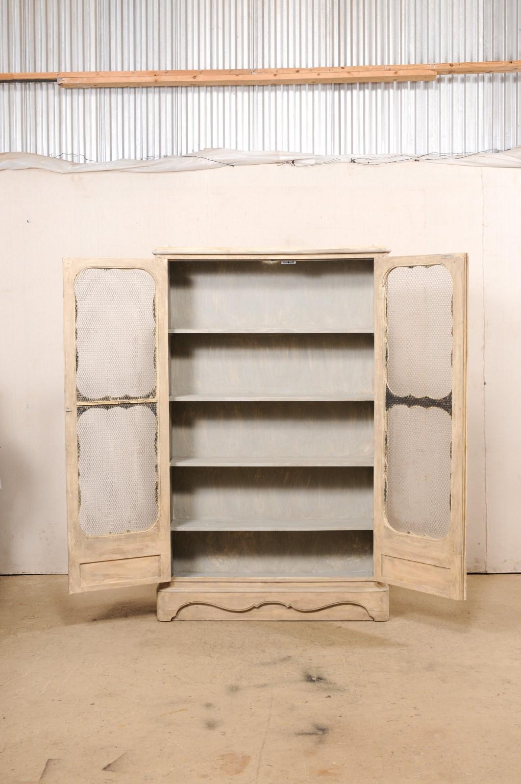 Französisches bemaltes Holz-Bücherregal mit Hühnerdraht-Türfronten, 6,75 Fuß hoch im Angebot 8
