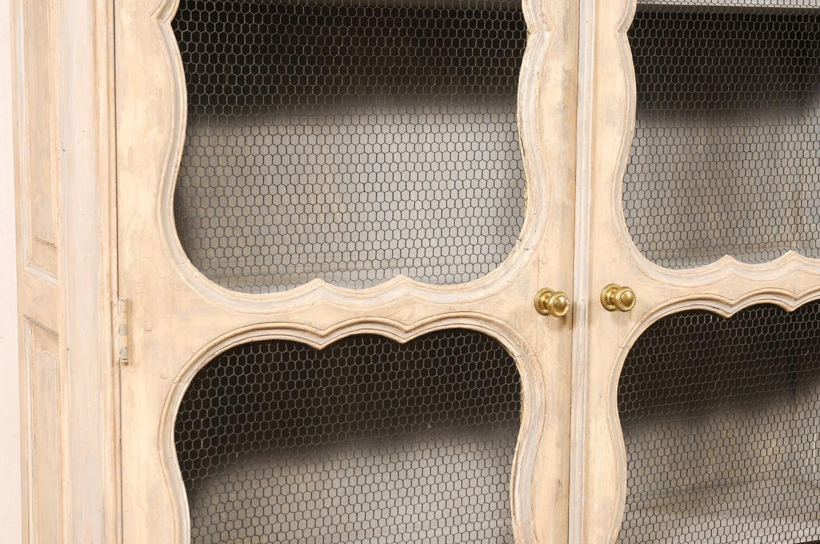 Französisches bemaltes Holz-Bücherregal mit Hühnerdraht-Türfronten, 6,75 Fuß hoch im Angebot 1