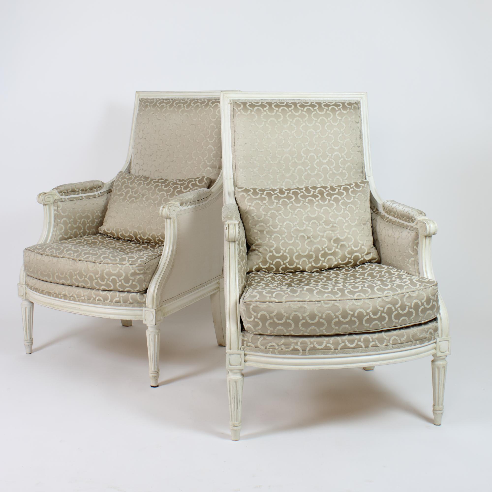End 19th/Early 20th Century French Painted Wood Louis XVI Armchairs or Bèrgères à la Reine 

A fine pair of late 19th/early 20th century paintwood armchairs, so-called 