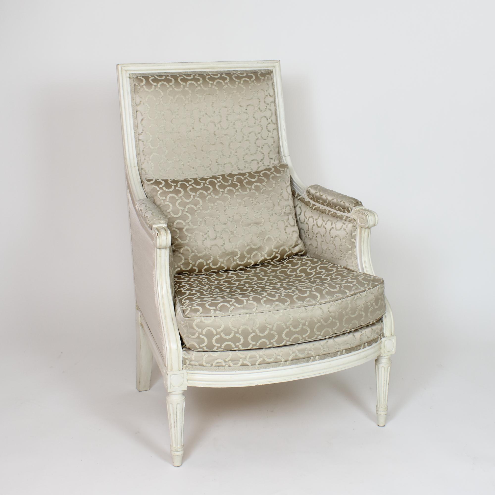 Französische Sessel aus bemaltem Holz im Stil von Louis XVI oder Bèrgères à la Reine  (20. Jahrhundert) im Angebot