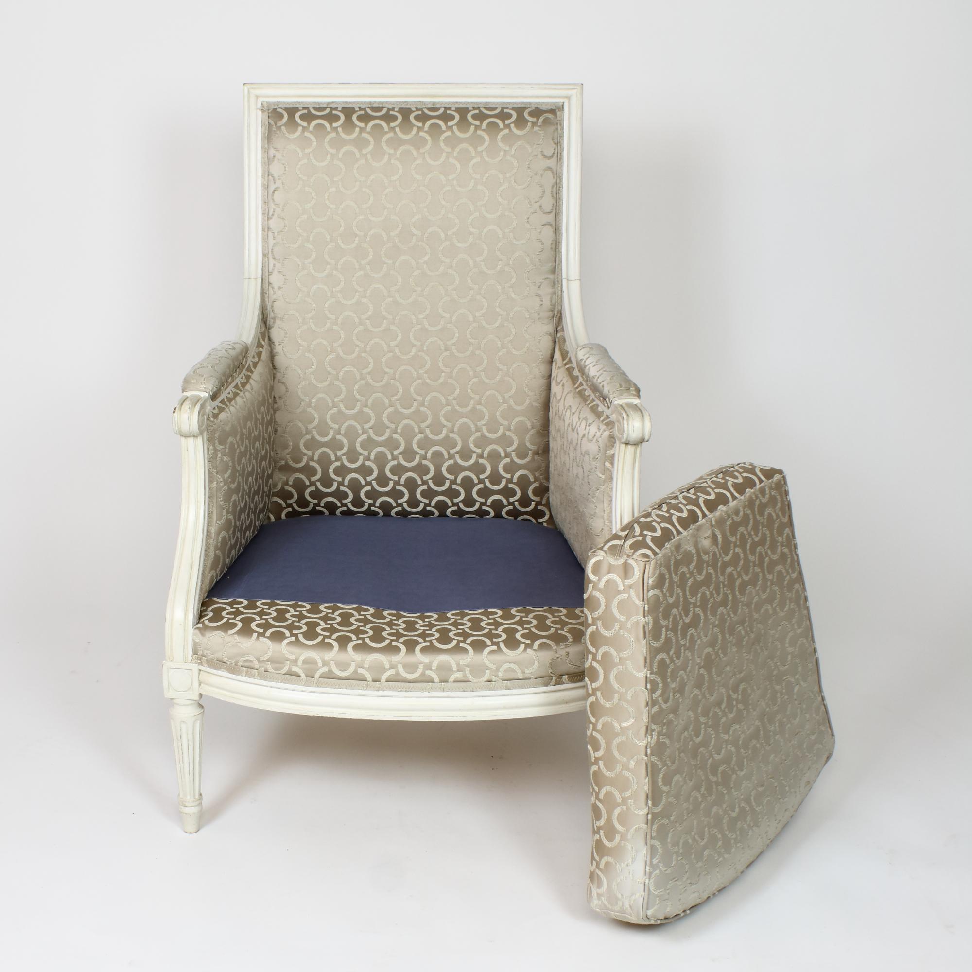 Französische Sessel aus bemaltem Holz im Stil von Louis XVI oder Bèrgères à la Reine  im Angebot 3