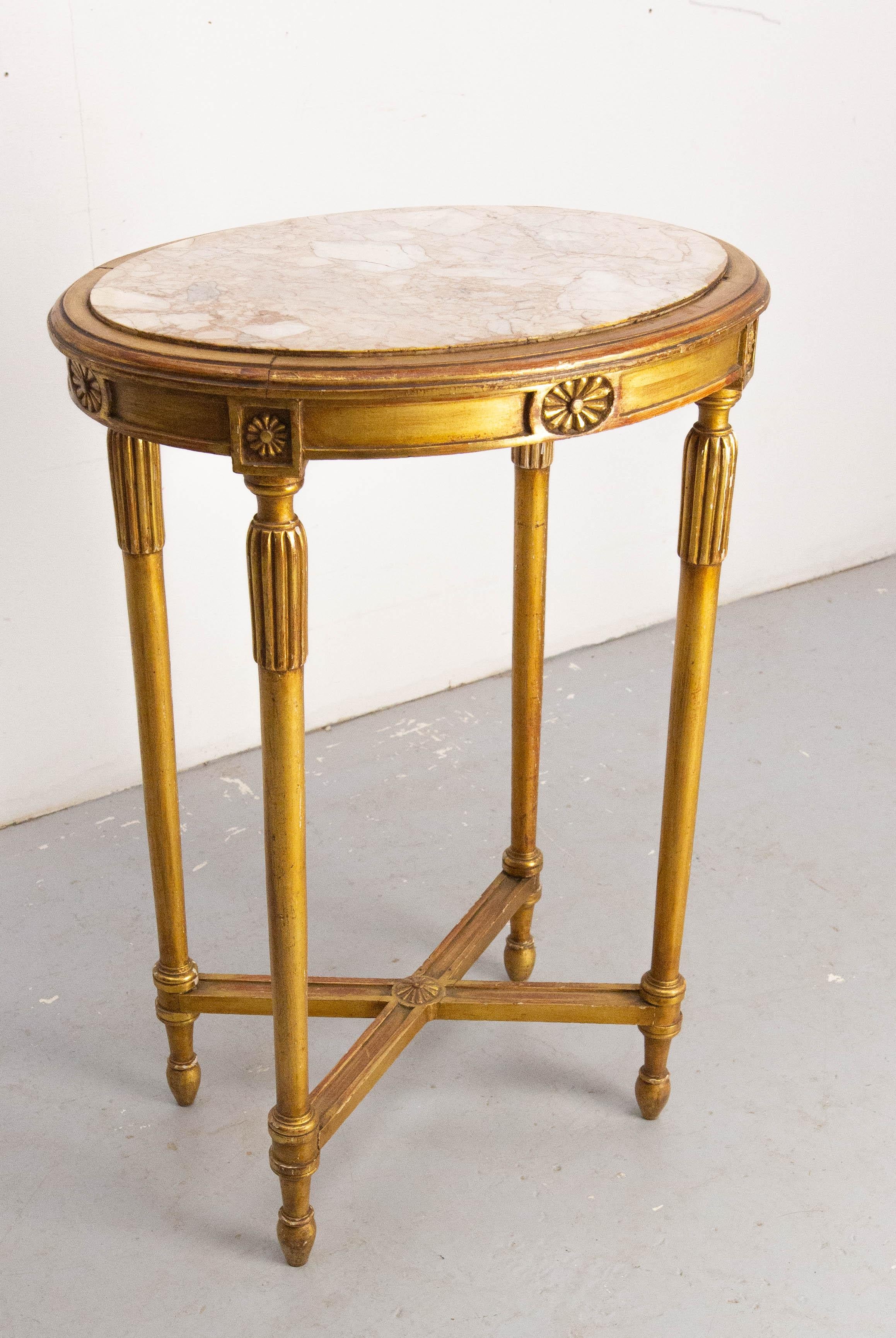 Cette sellette a été fabriquée au milieu du 20e siècle.
Son style est typique de la décoration Louis XVI.
Plateau ovale en marbre.
Bois peint de couleur dorée.
Bon état.

Expédition :
38 / 50 / 71 cm 5.2 kg