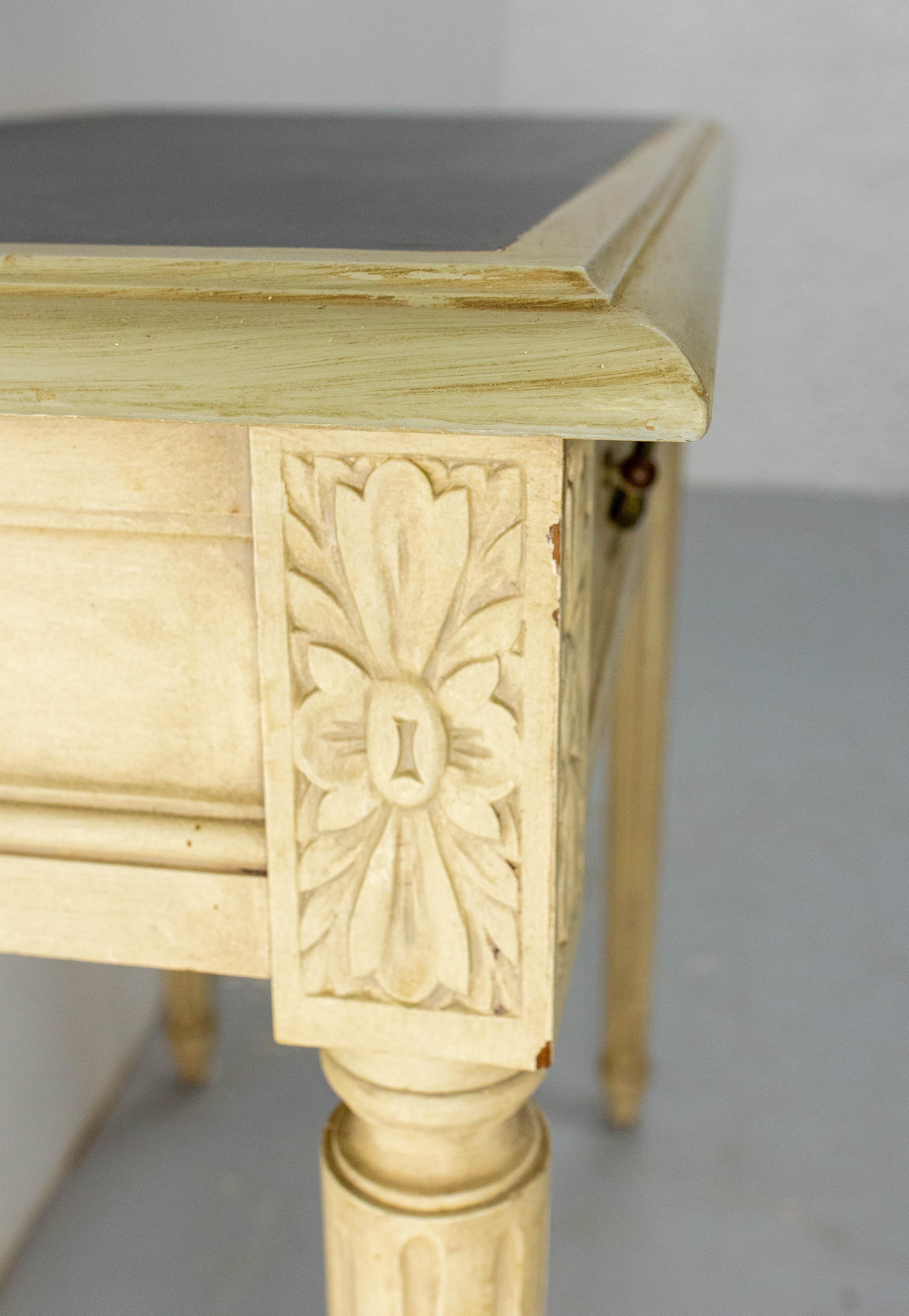 Table d'appoint en Wood Wood peint et laiton Table d'écriture à un tiroir, circa 1910 en vente 3