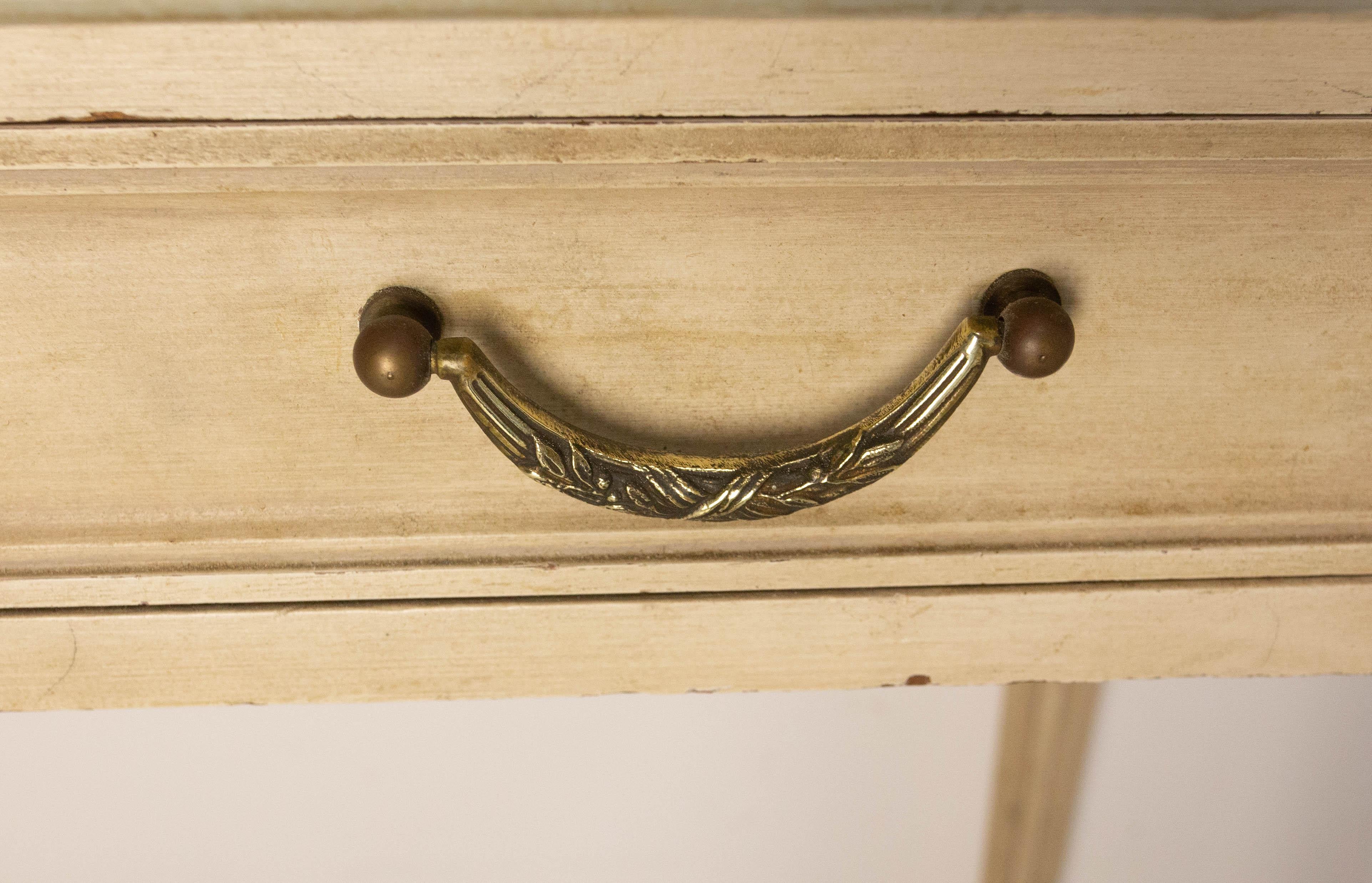 Table d'appoint en Wood Wood peint et laiton Table d'écriture à un tiroir, circa 1910 en vente 5