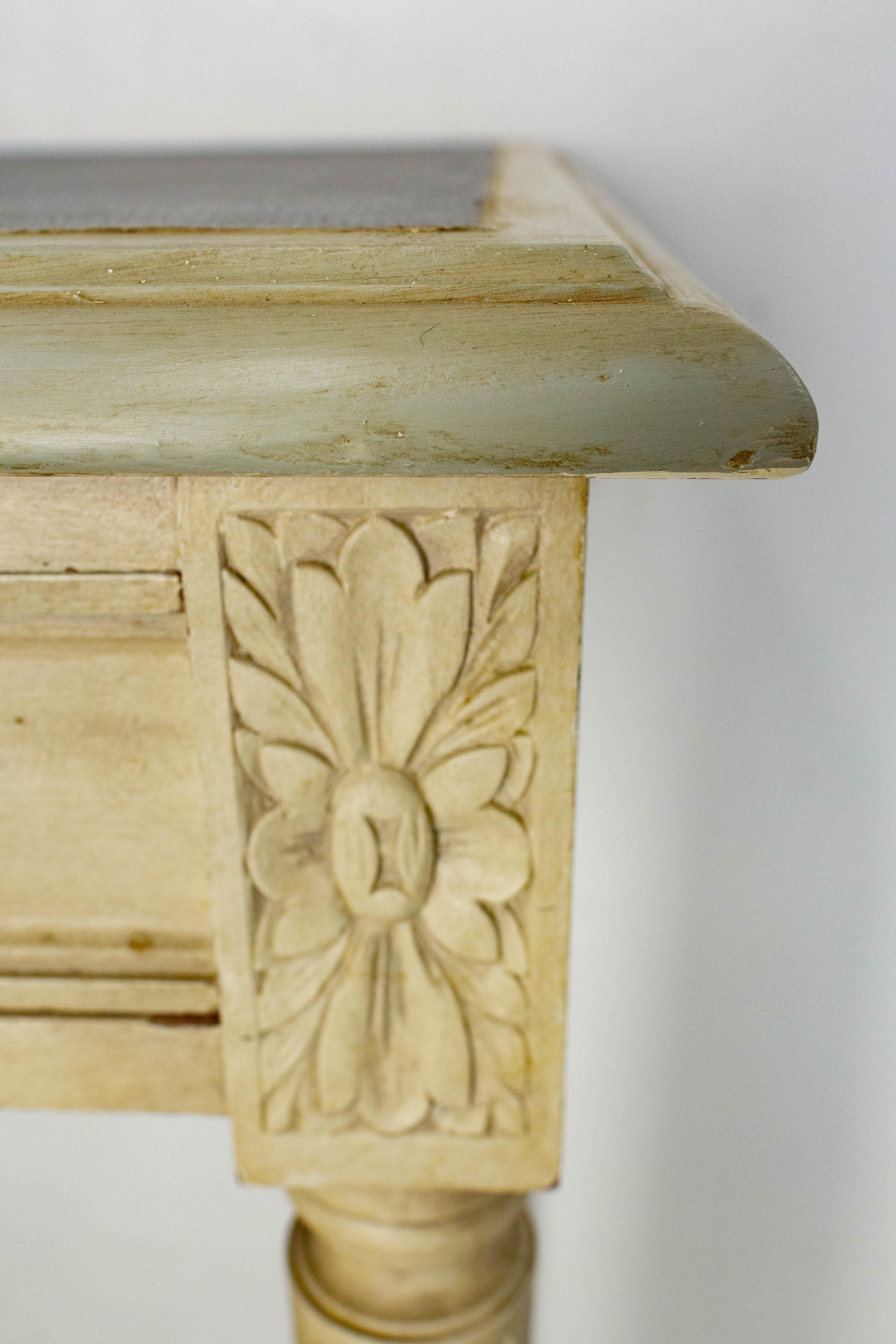 Table d'appoint en Wood Wood peint et laiton Table d'écriture à un tiroir, circa 1910 en vente 6