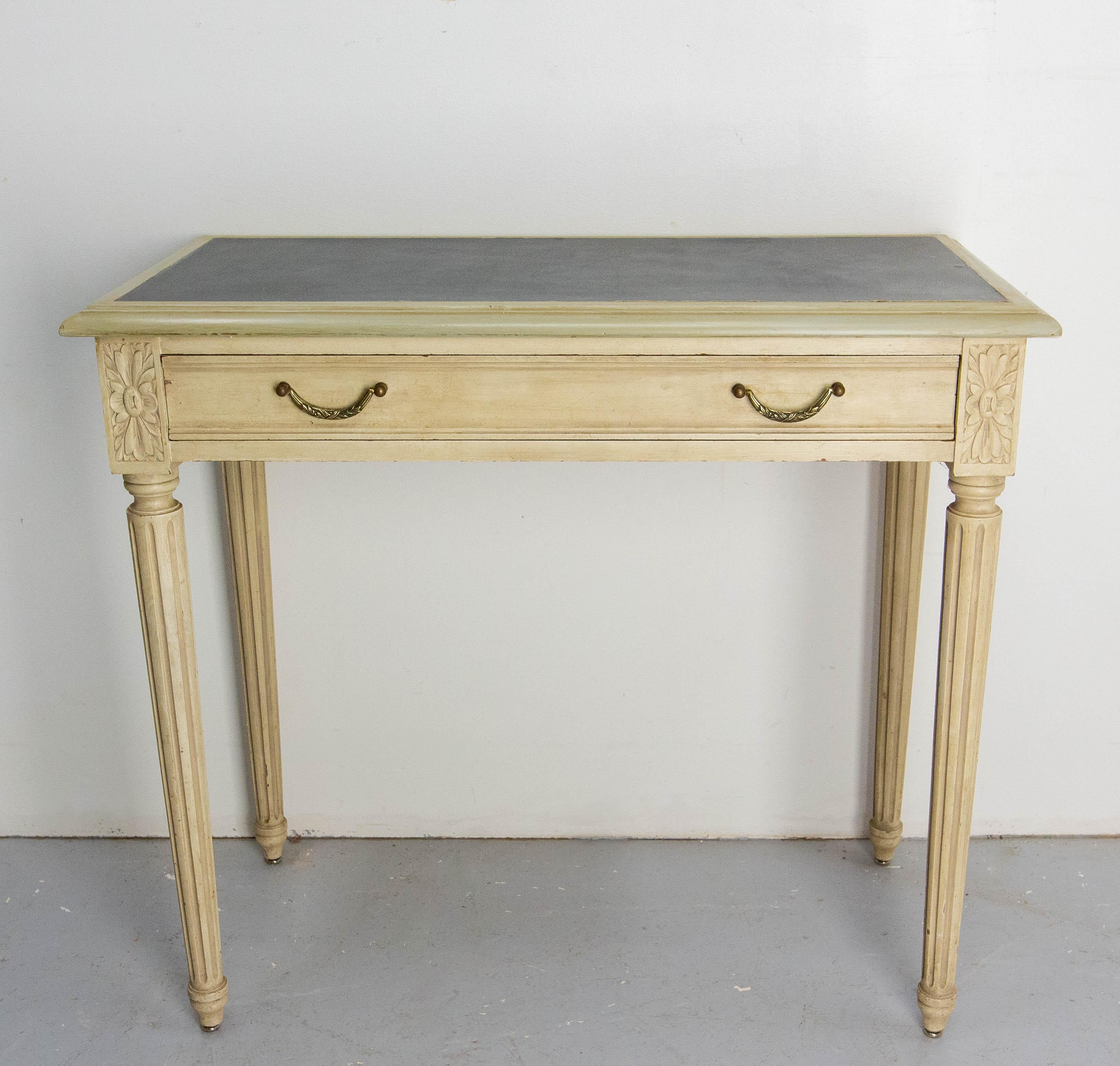 Table d'écriture ou d'appoint ancienne, vers 1910.
Style Louis 16
Un grand tiroir
Le dessus est recouvert de skaï.
Bon état d'origine.

Expédition : 
45 / 85 / 75 cm 12 kg