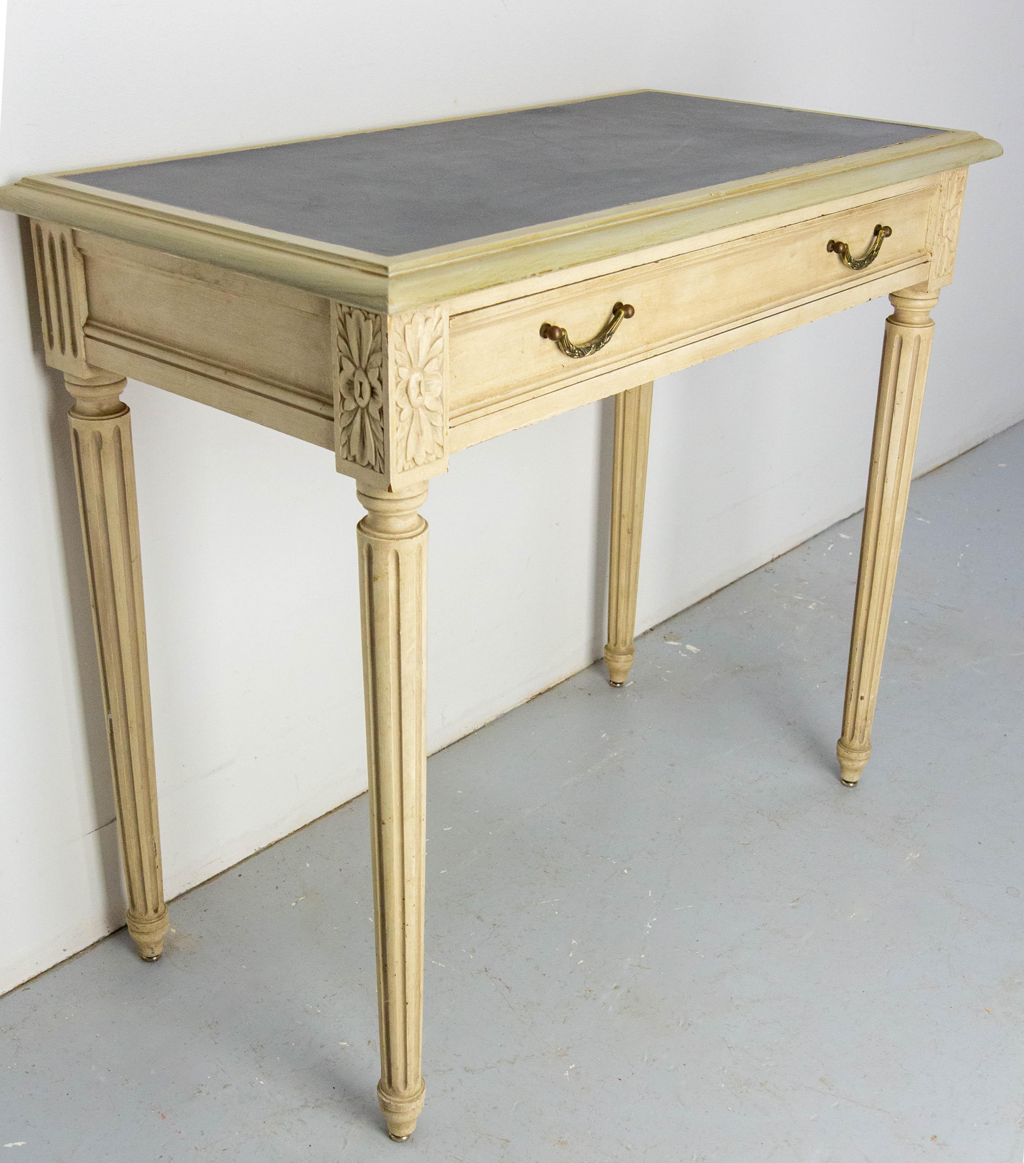 Louis XVI Table d'appoint en Wood Wood peint et laiton Table d'écriture à un tiroir, circa 1910 en vente