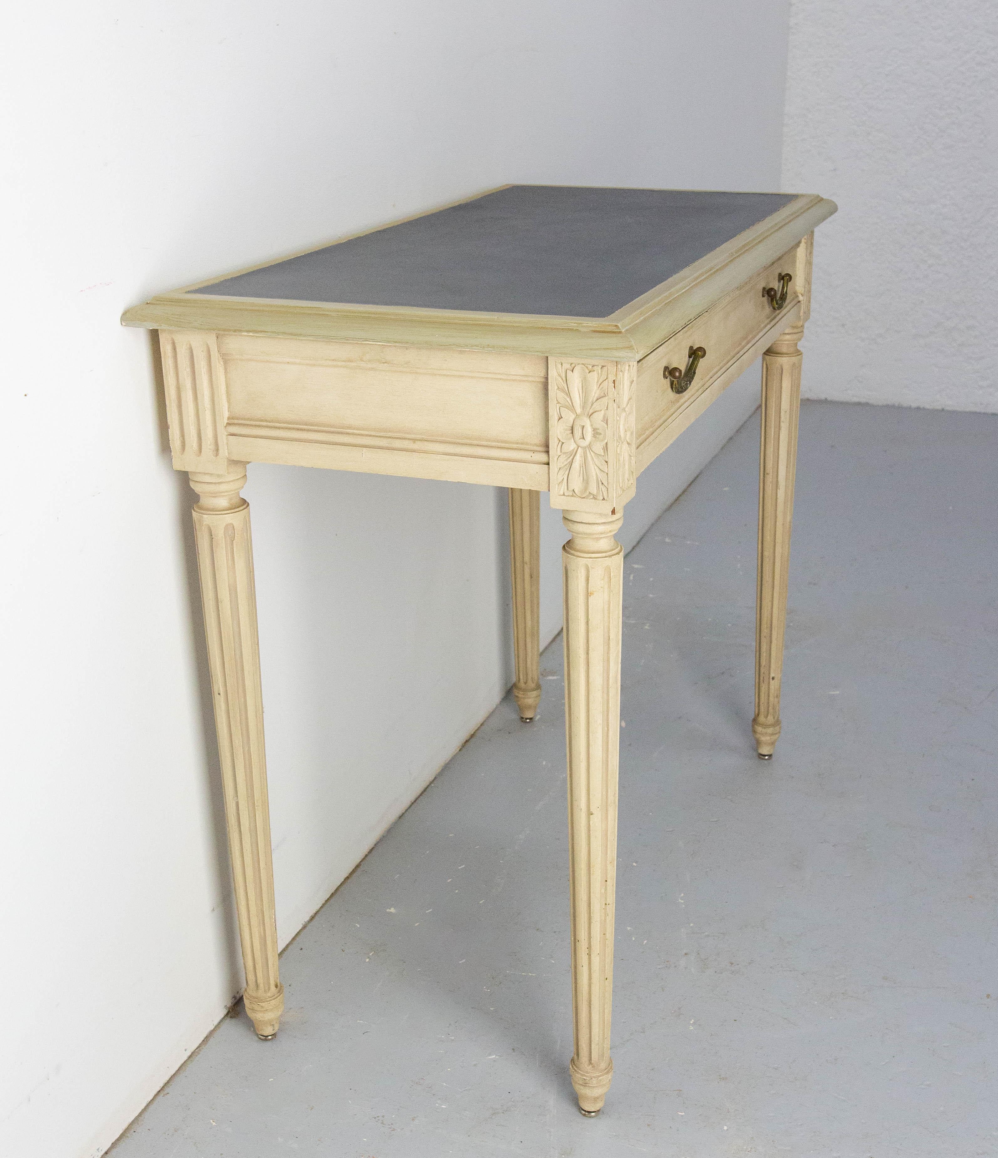 Français Table d'appoint en Wood Wood peint et laiton Table d'écriture à un tiroir, circa 1910 en vente