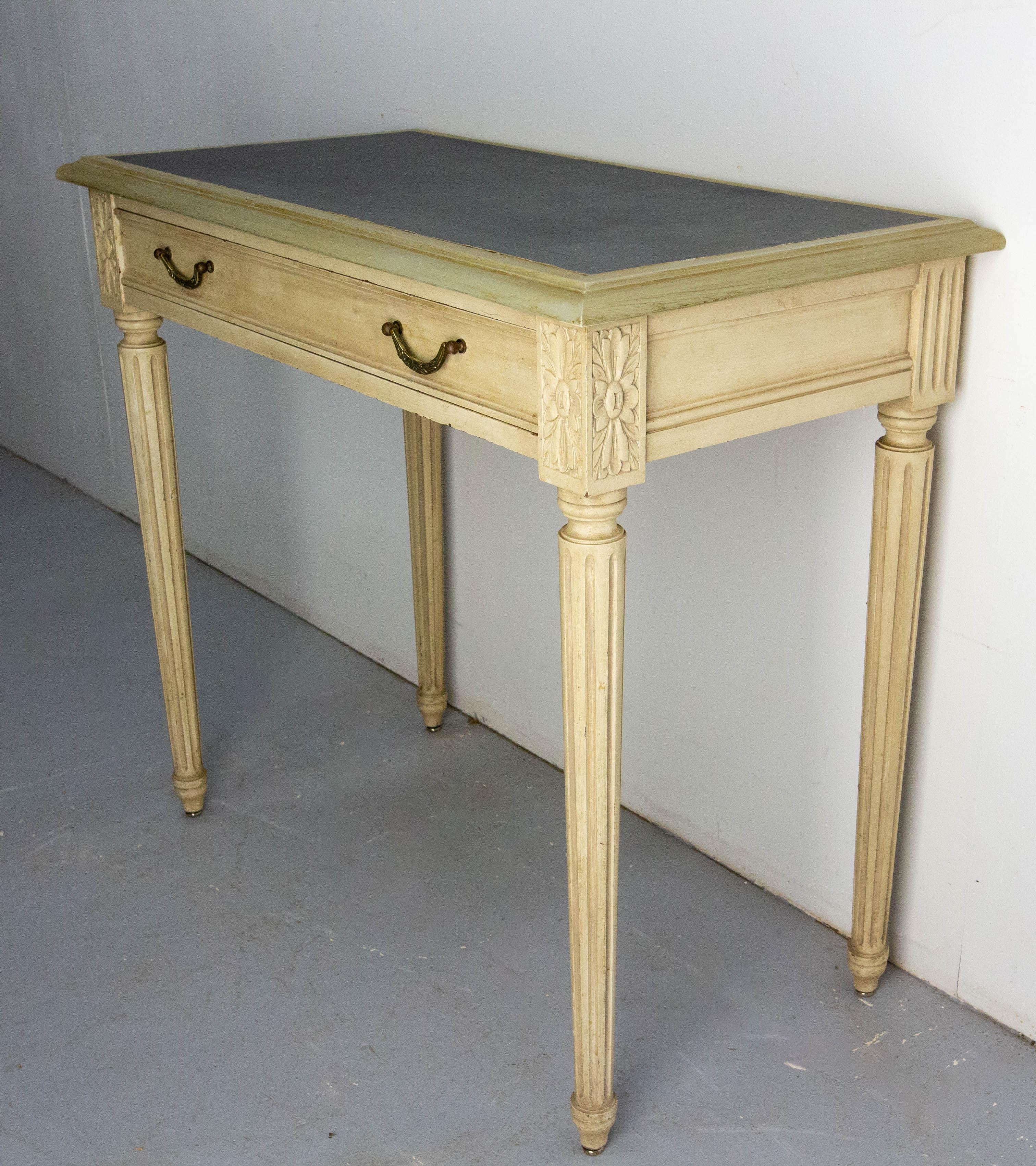 20ième siècle Table d'appoint en Wood Wood peint et laiton Table d'écriture à un tiroir, circa 1910 en vente