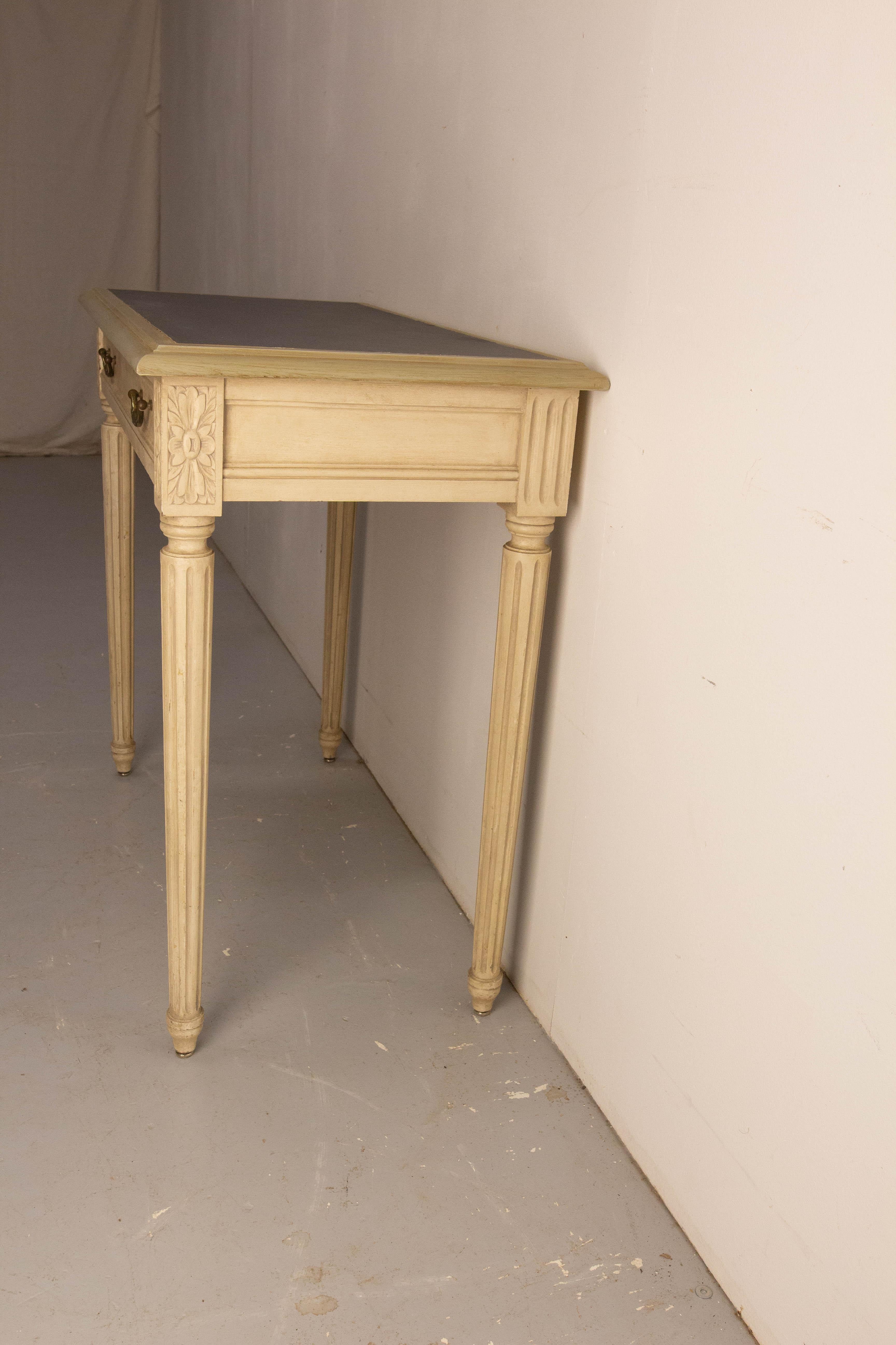 Laiton Table d'appoint en Wood Wood peint et laiton Table d'écriture à un tiroir, circa 1910 en vente