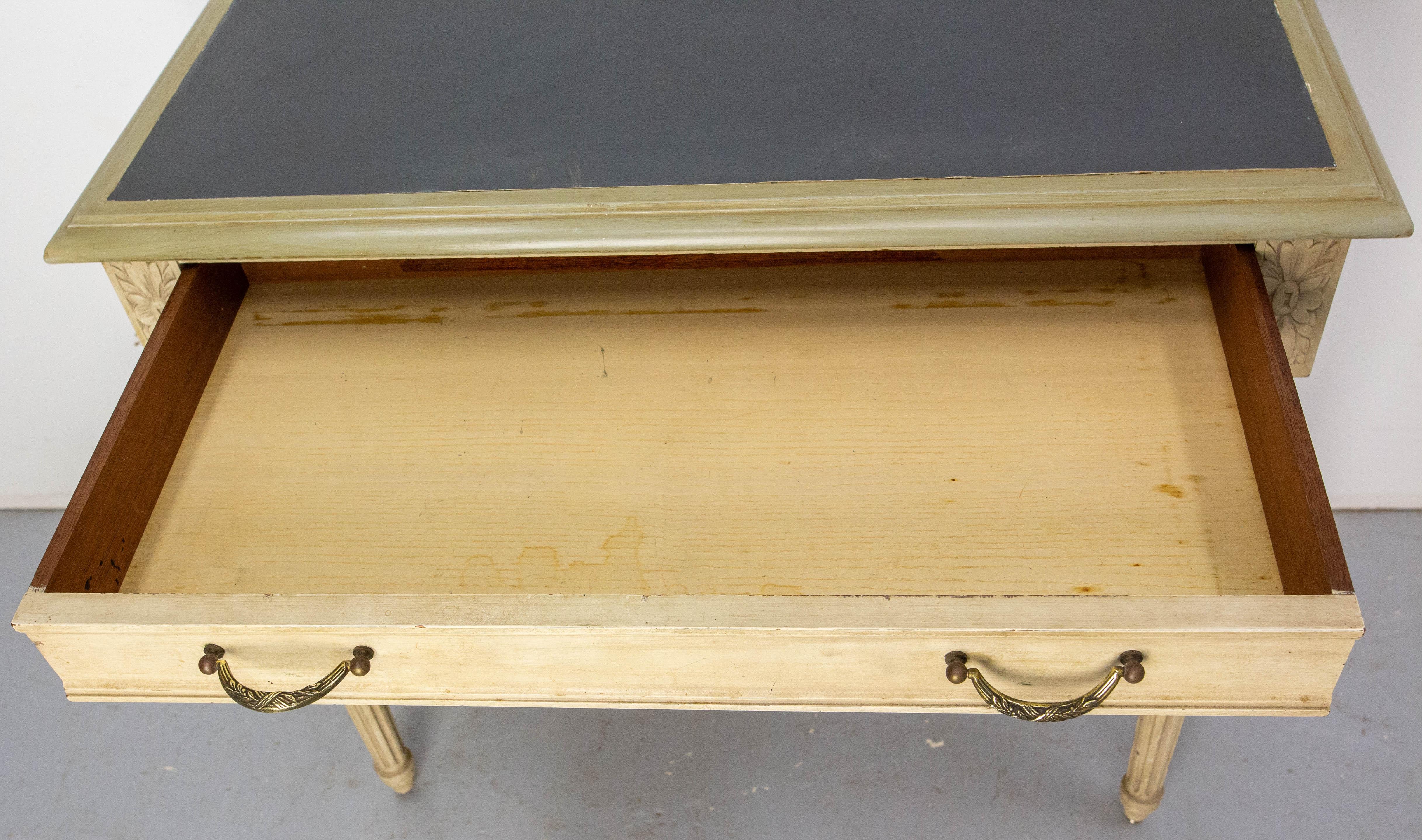 Table d'appoint en Wood Wood peint et laiton Table d'écriture à un tiroir, circa 1910 en vente 2