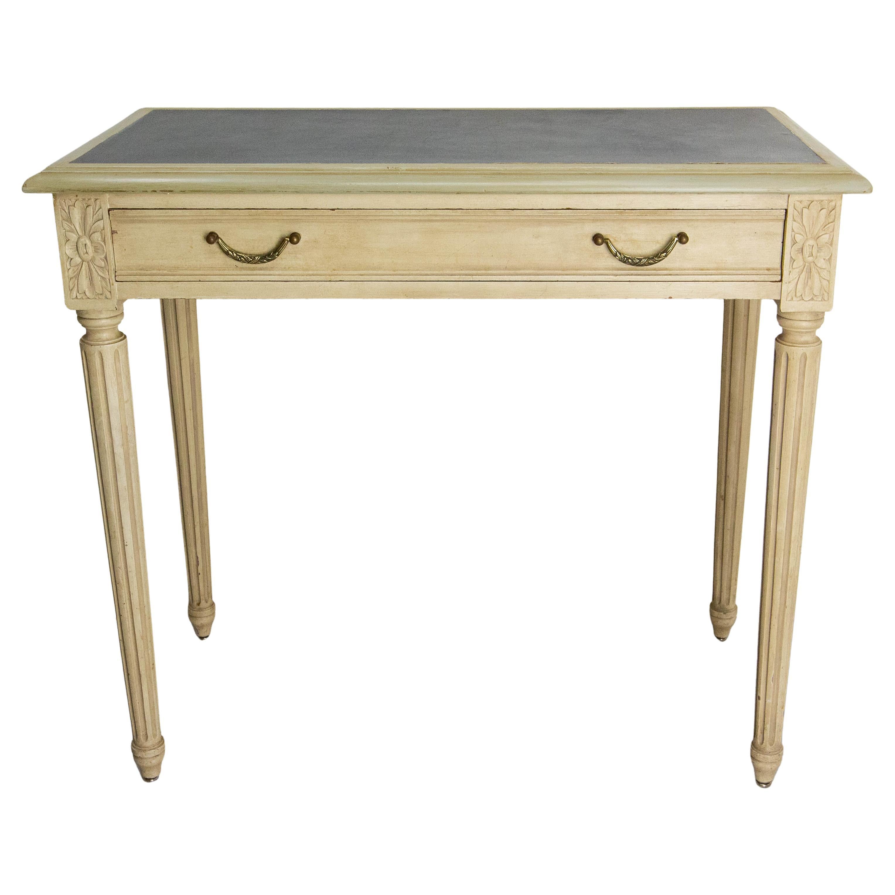 Mesa auxiliar francesa de madera pintada Skai y latón Mesa de escritorio de un cajón, hacia 1910