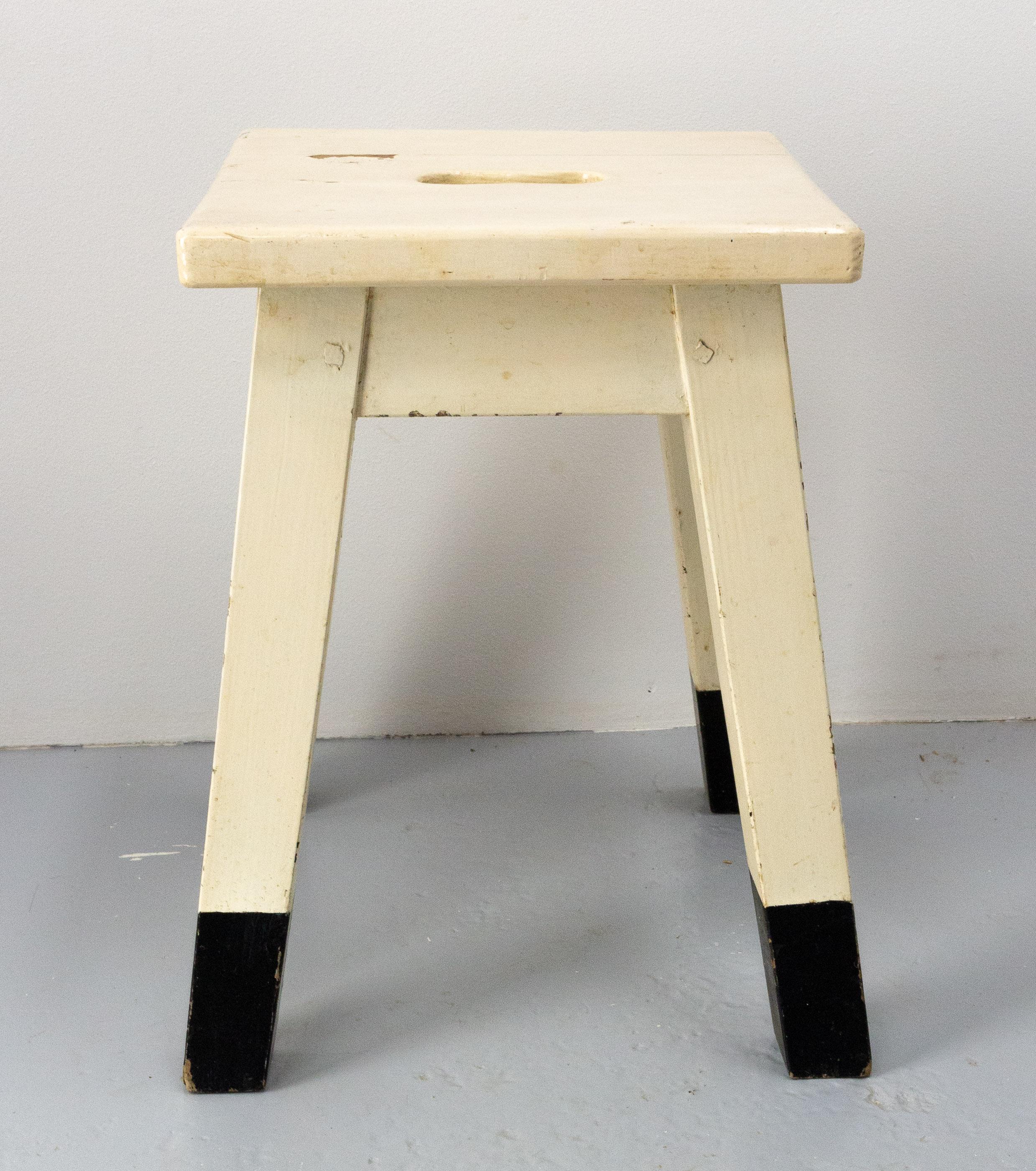 Painted stool made circa 1950
French
Thanks to its small height: 16.14 in. (41 cm), it is ideal to be used as a footboard to fetch objects in height.
Good condition, solid ans sound.
French mid-century

Shipping:
L 35, P 35, H 41 cm 3.9 kg.