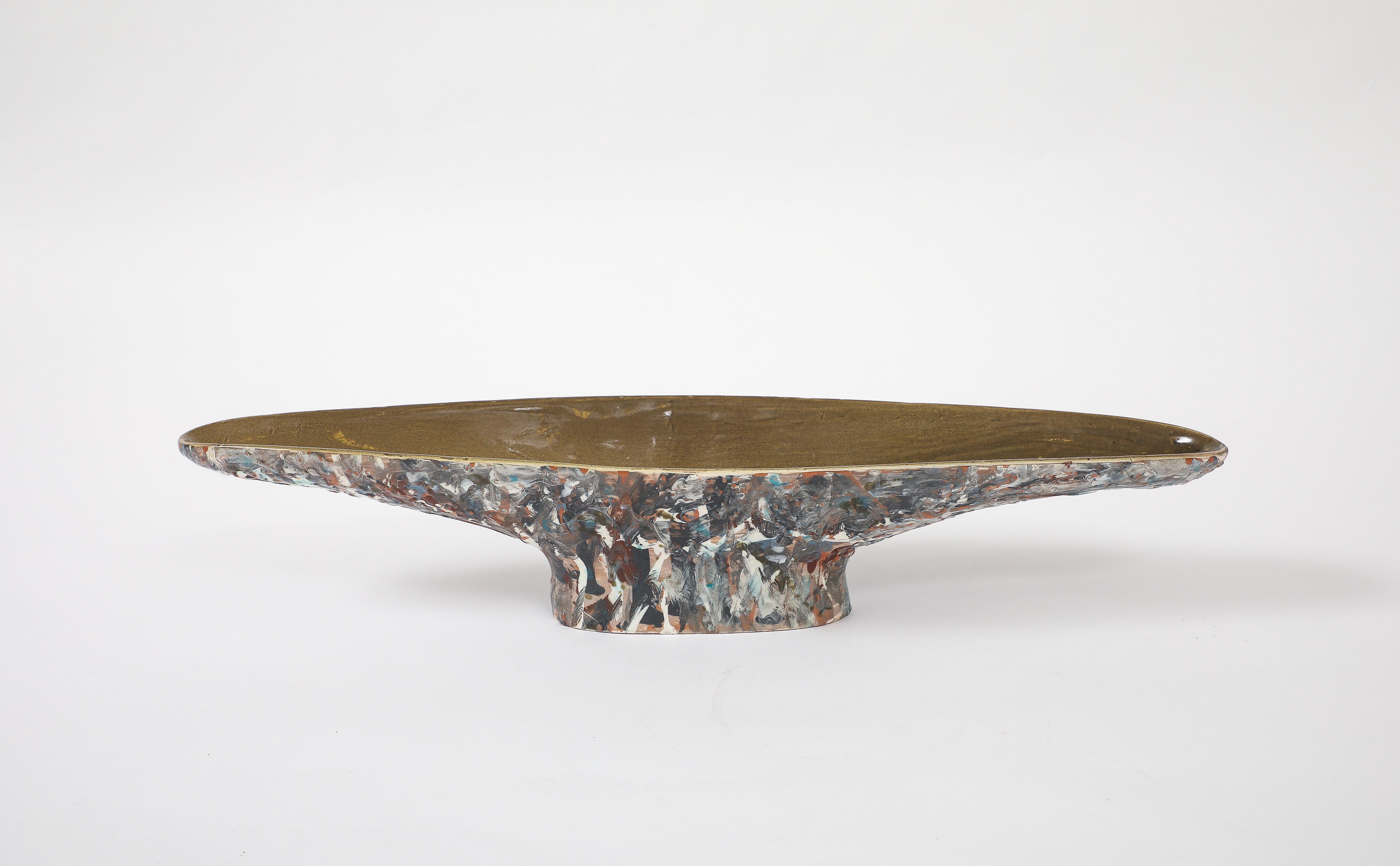 Vaso oblungo in ceramica francese della metà del secolo scorso, caratterizzato da un esterno smaltato in modo pittorico e da un interno smaltato di un vivace verde muschio.