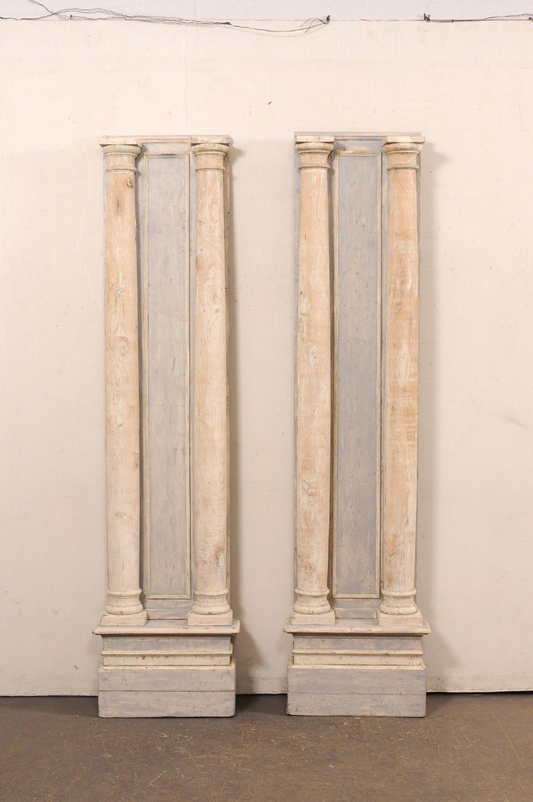 Ein französisches Paar hoher geschnitzter Holzsäulen aus dem 19. Jahrhundert. Dieses antike Paar hölzerner architektonischer Elemente aus Frankreich mit einer Höhe von ca. 7,25 Fuß besteht aus einem Paar abgerundeter Säulen, die auf einem