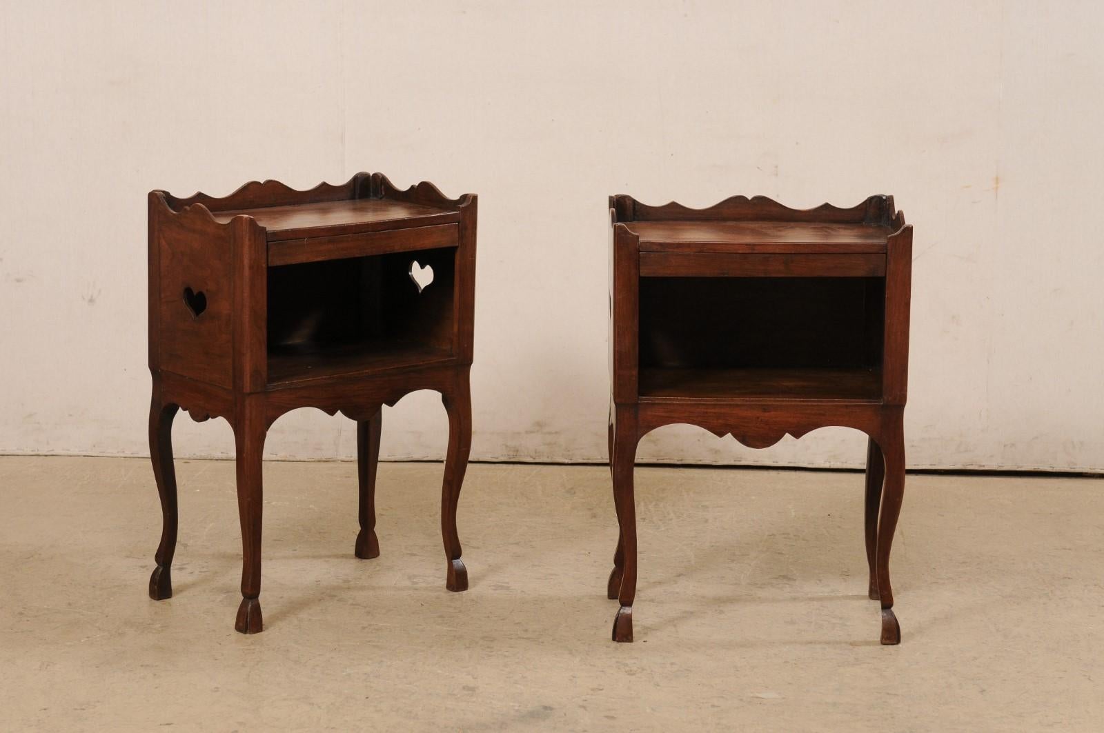 French Pair Antique End Tables w/Scalloped Top Lip & Petite Hoof Carved Feet In Good Condition In Atlanta, GA