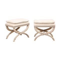 Paire de tabourets Curule français, couleur blanc cassé crémeux, avec assise rembourrée