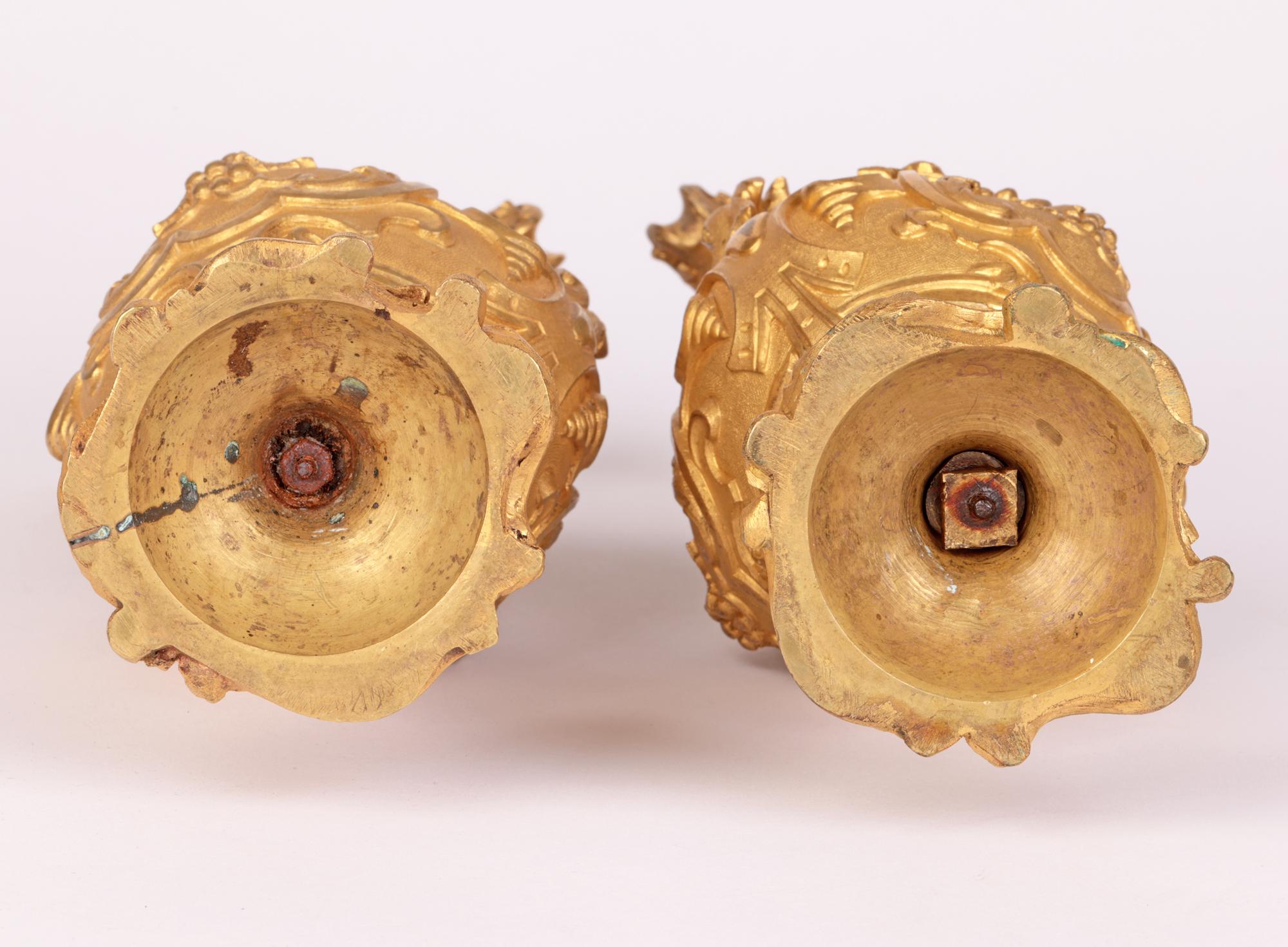 Französisches Paar vergoldete Bronze-ornamente, neoklassizistische Deko-Würfel im Angebot 9