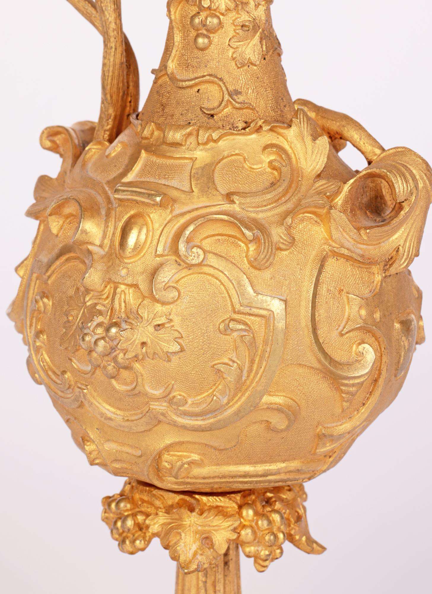 Paire d'aiguières décorées en bronze doré de style néo-classique français en vente 8