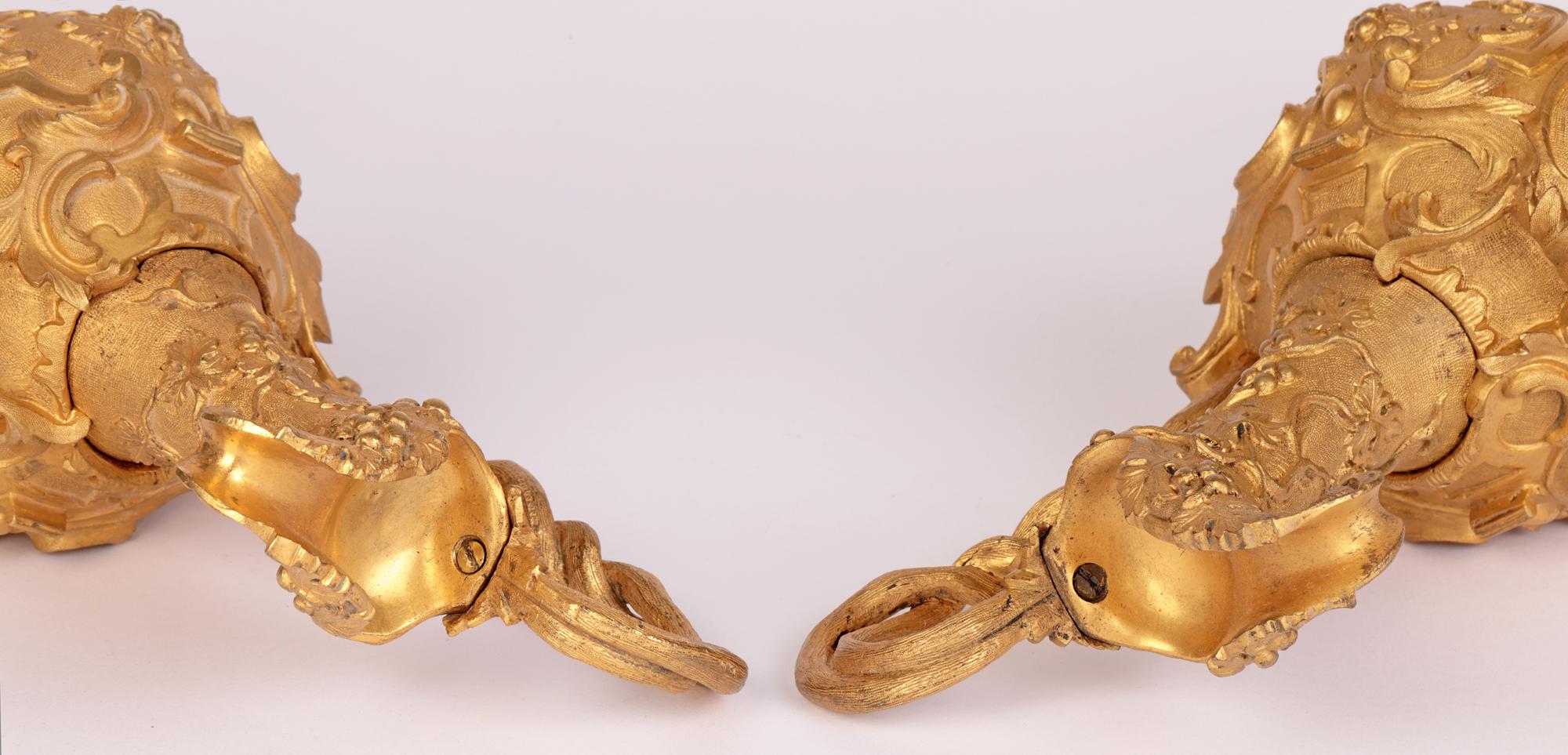 Französisches Paar vergoldete Bronze-ornamente, neoklassizistische Deko-Würfel im Angebot 2